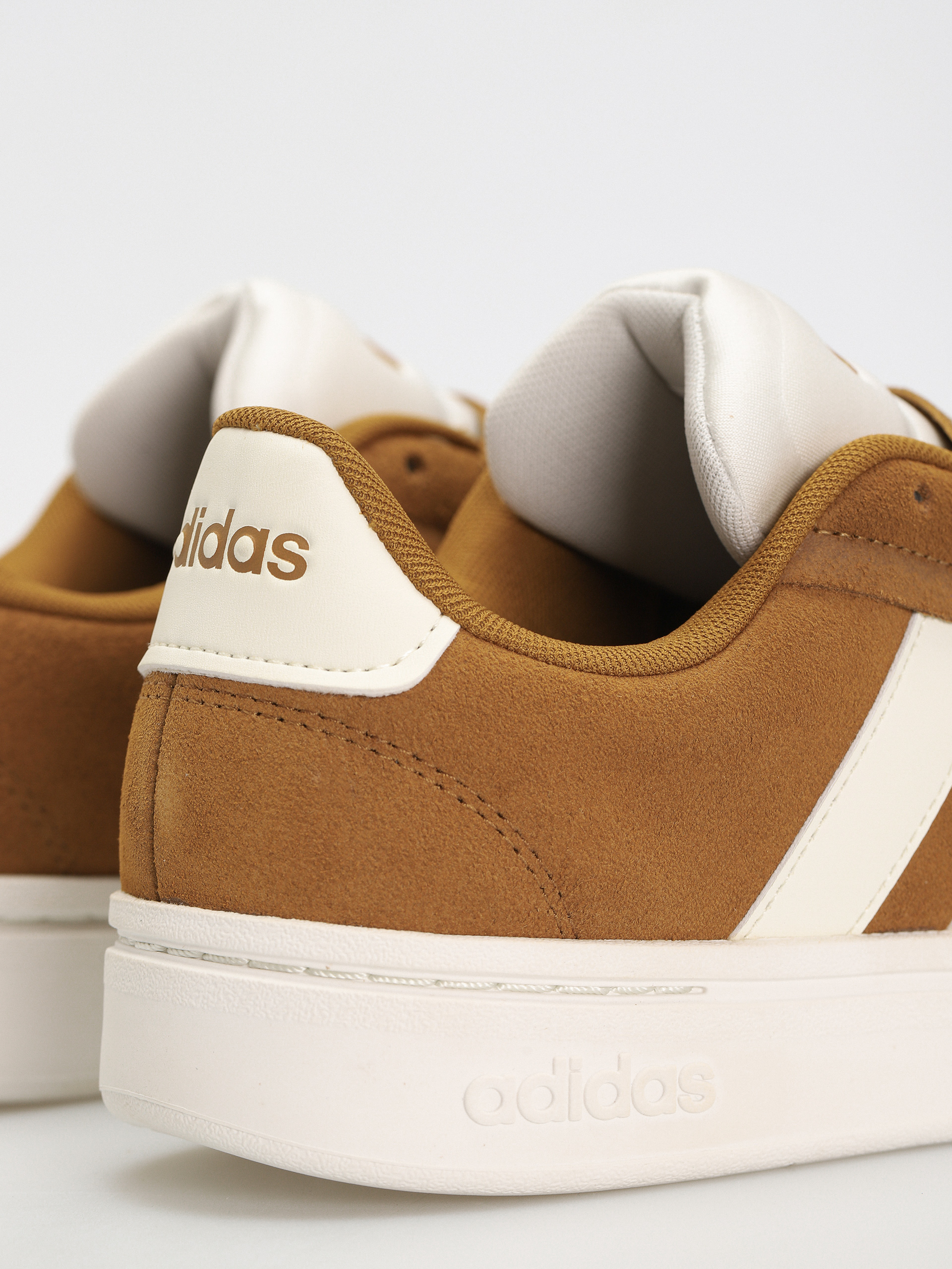 Buty adidas Grand Court Alpha 0 (brostr/owhite/owhite)