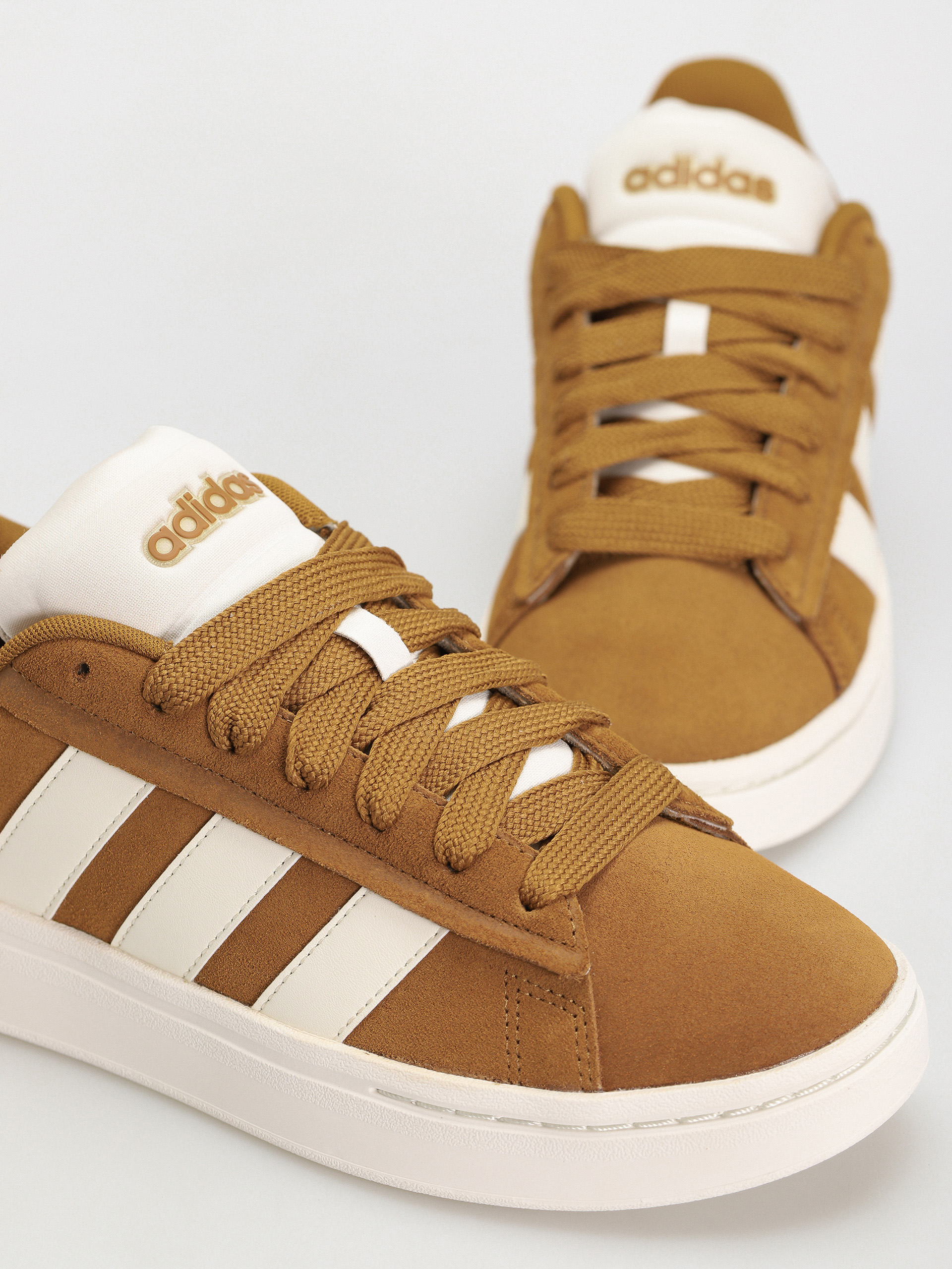 Buty adidas Grand Court Alpha 0 (brostr/owhite/owhite)