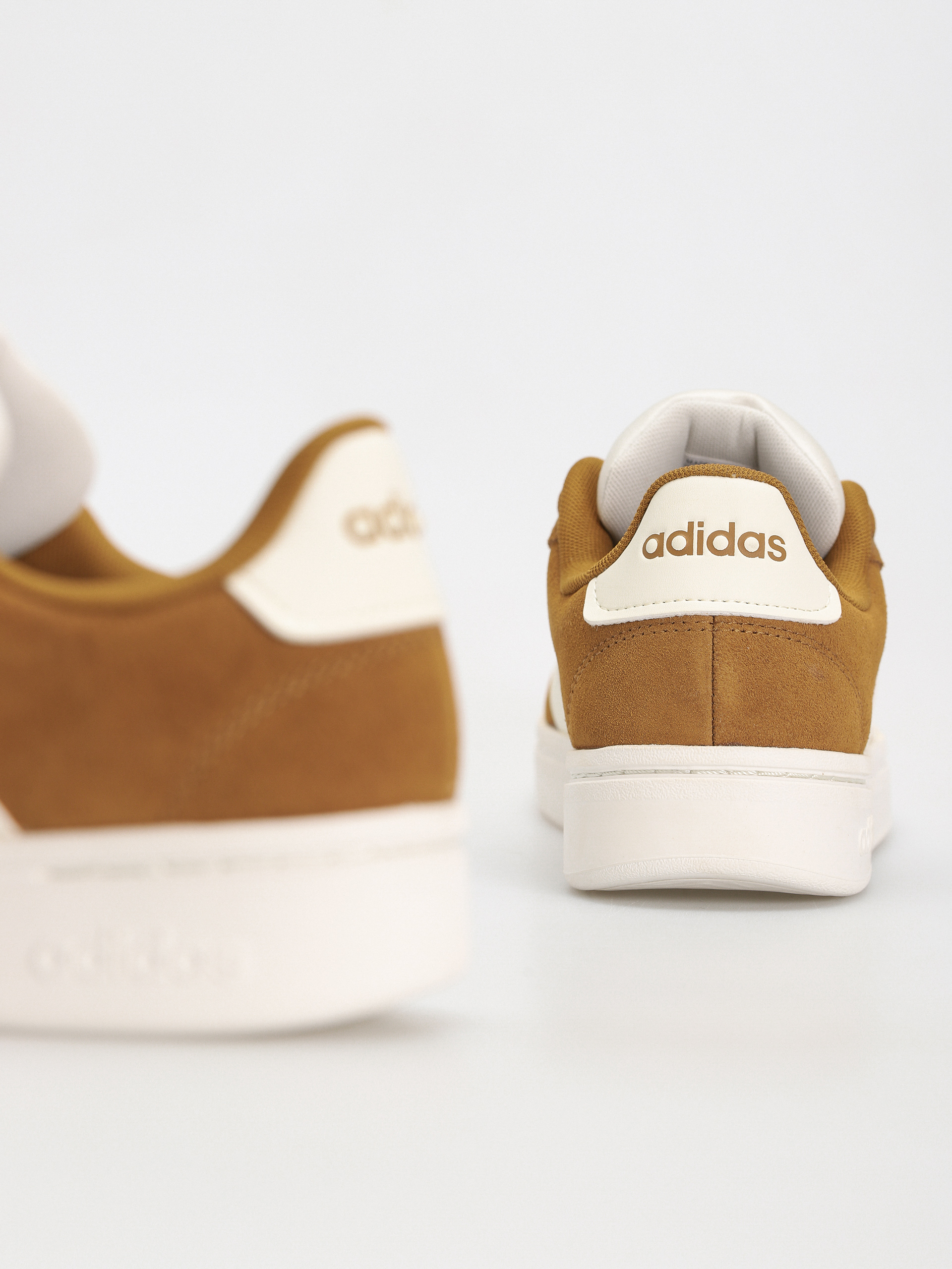 Buty adidas Grand Court Alpha 0 (brostr/owhite/owhite)