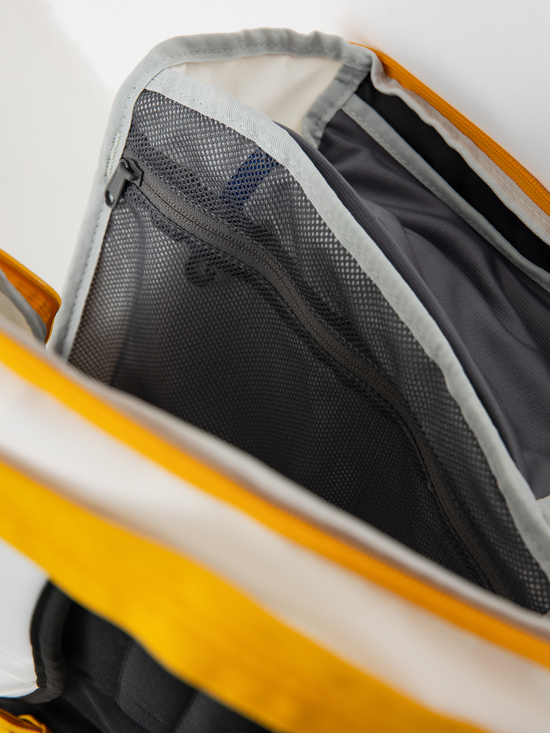 Plecak Burton Kilo 2.0 27L (stout white/goldenrod/true black)