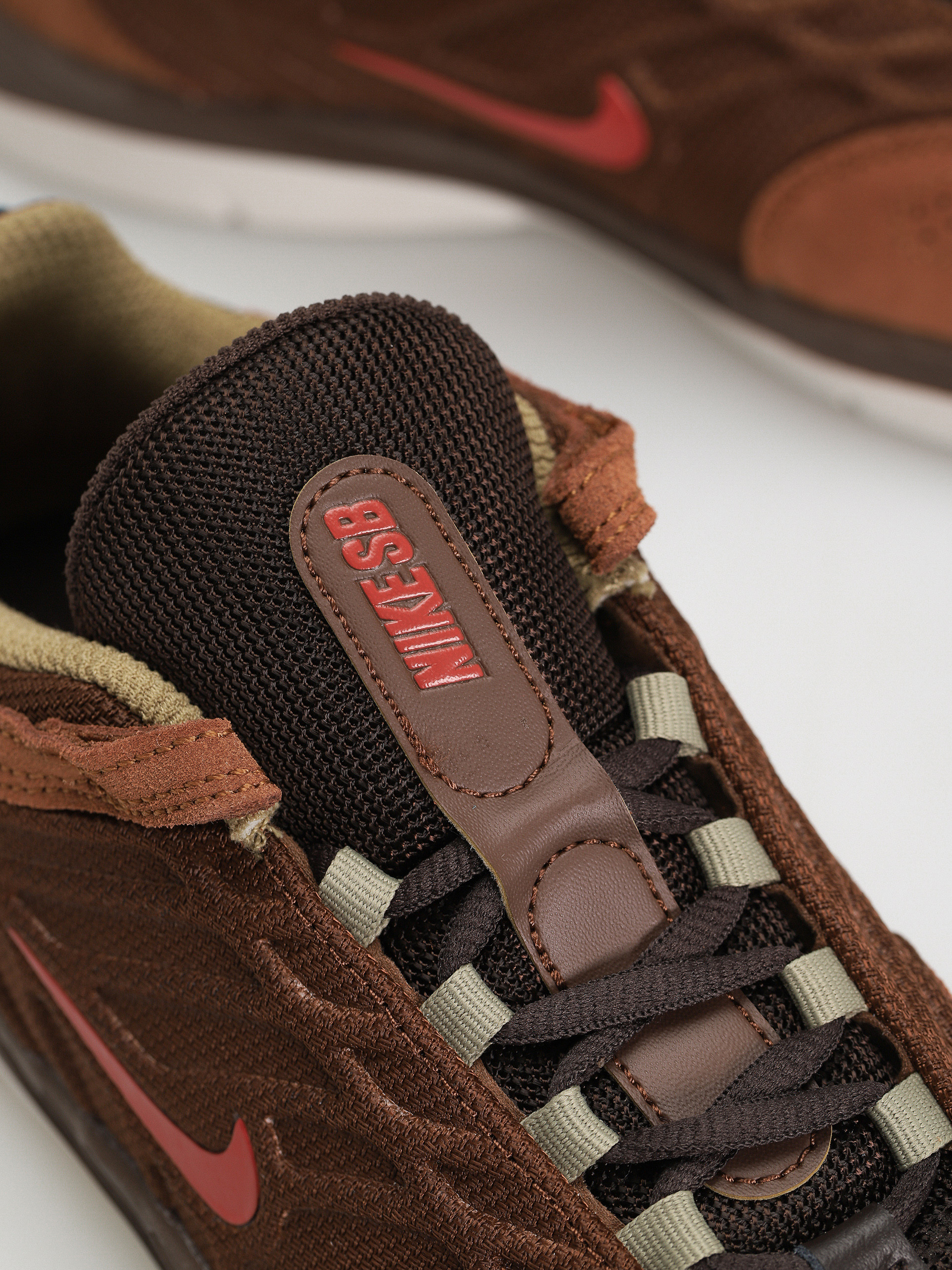 Buty Nike SB Vertebrae (cacao  wow/dragon red lt british tan)