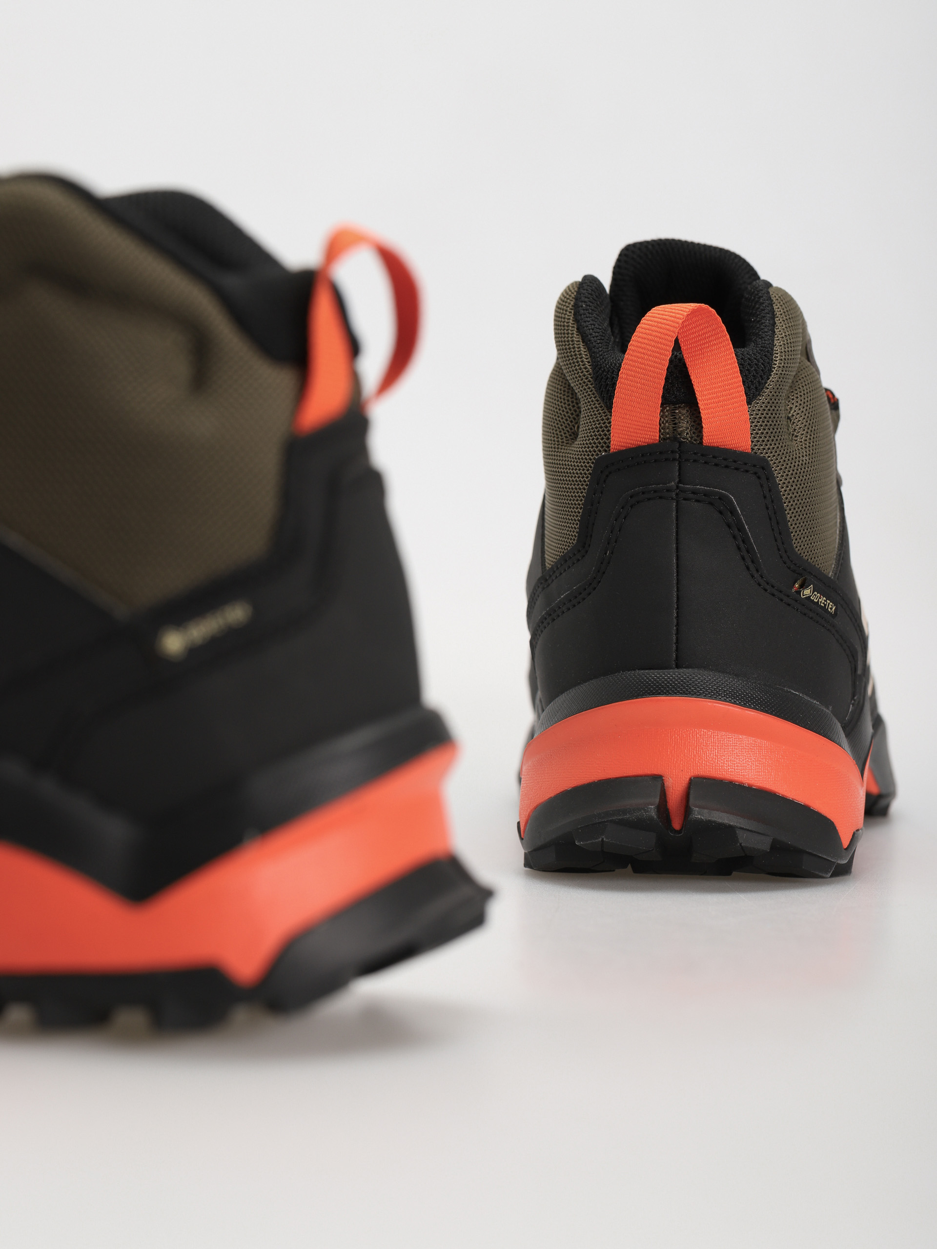 Buty adidas Terrex Ax4 Mid Gtx (olistr/wonbei/cblack)