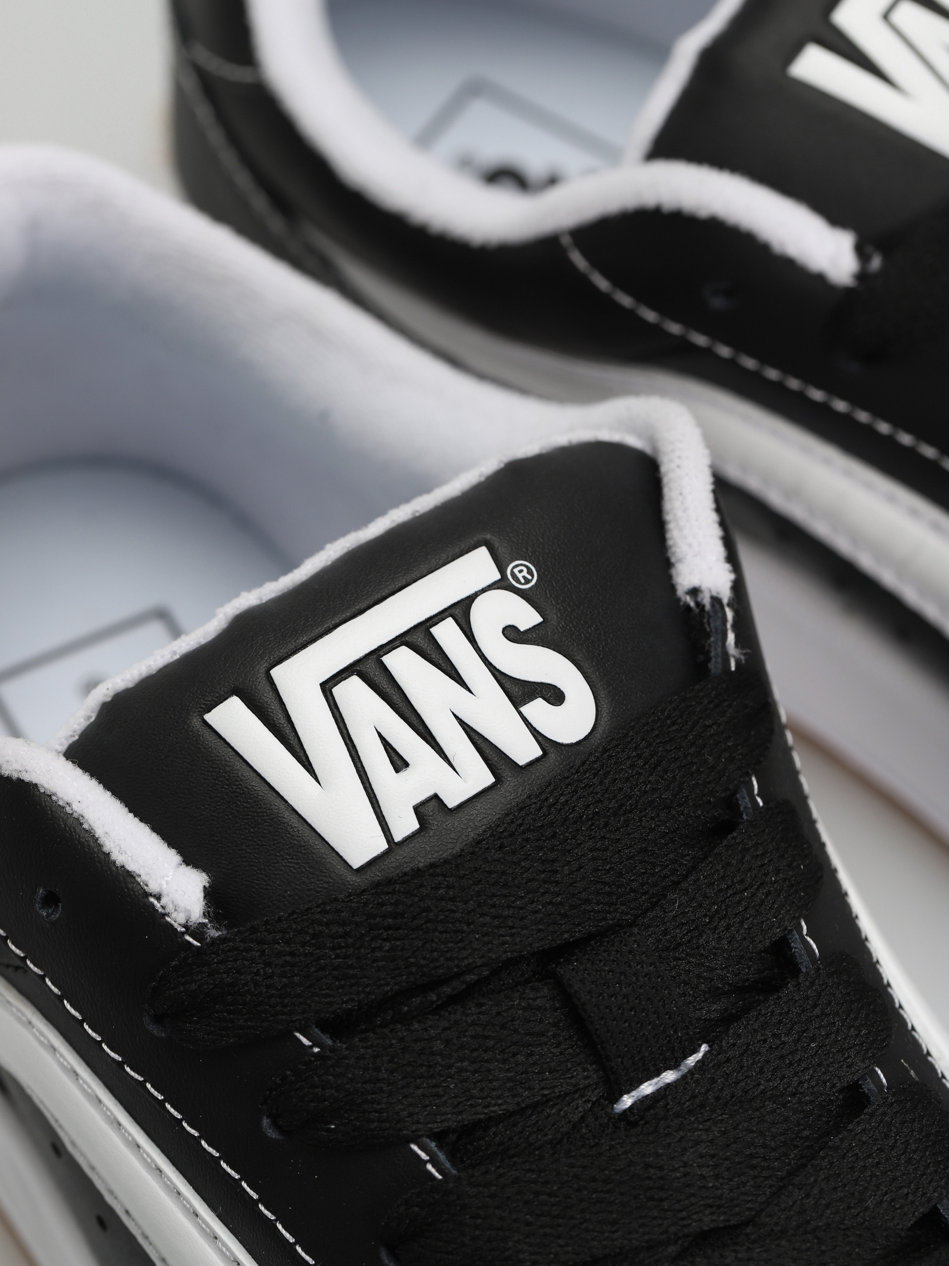 Buty Vans Hylane (black/white/gum)