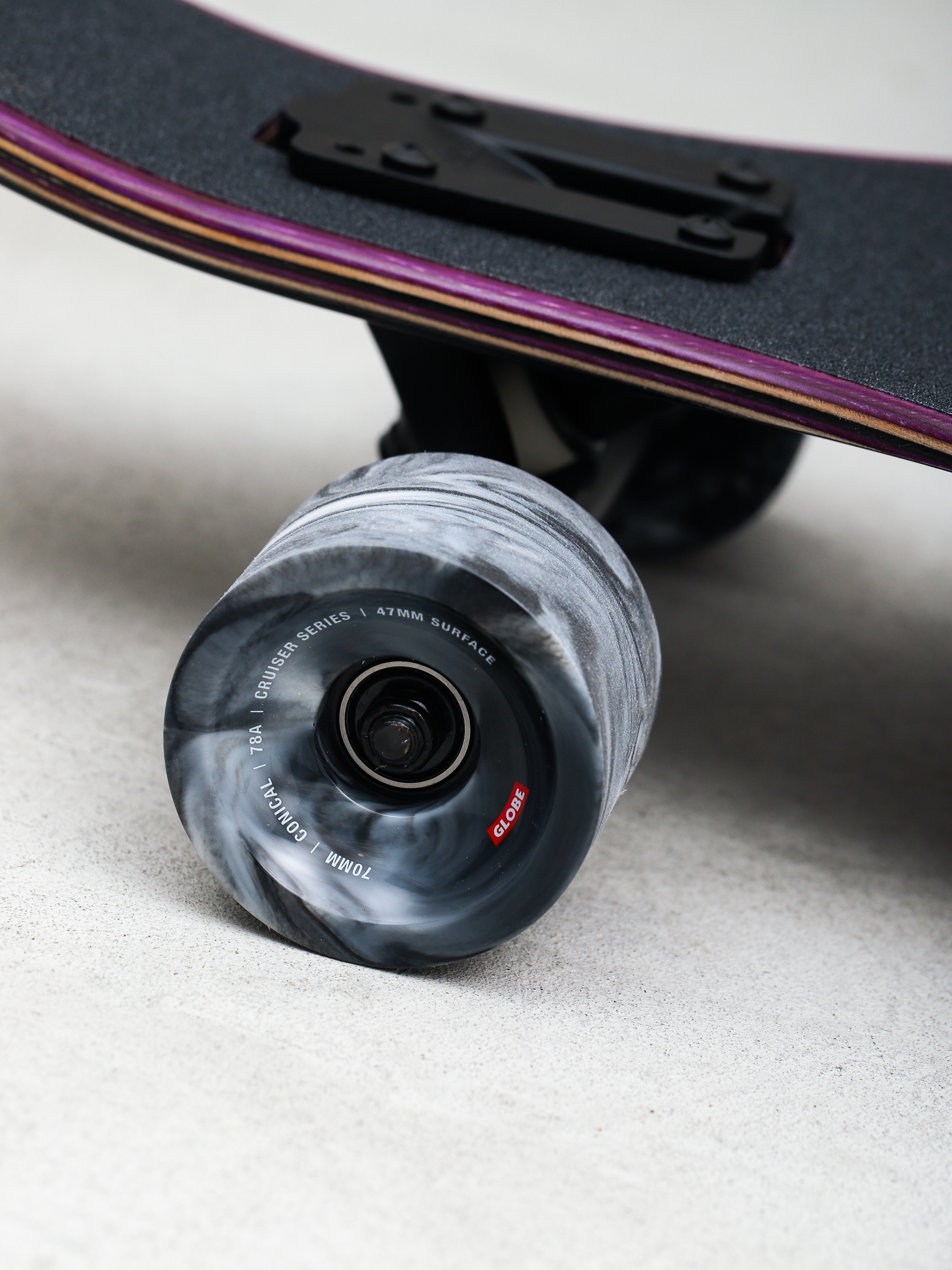 Longboard Globe Outlier (purple flames)