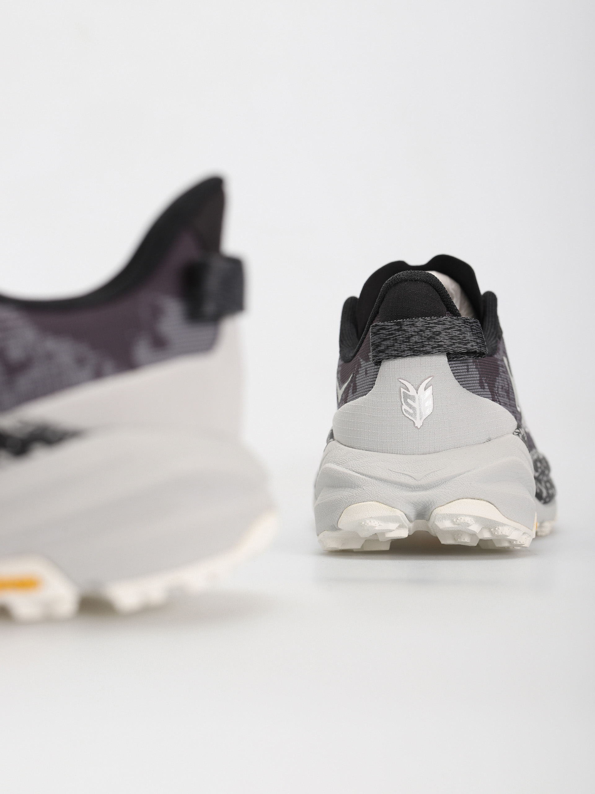 Buty Hoka Speedgoat 6 (black/stardust)