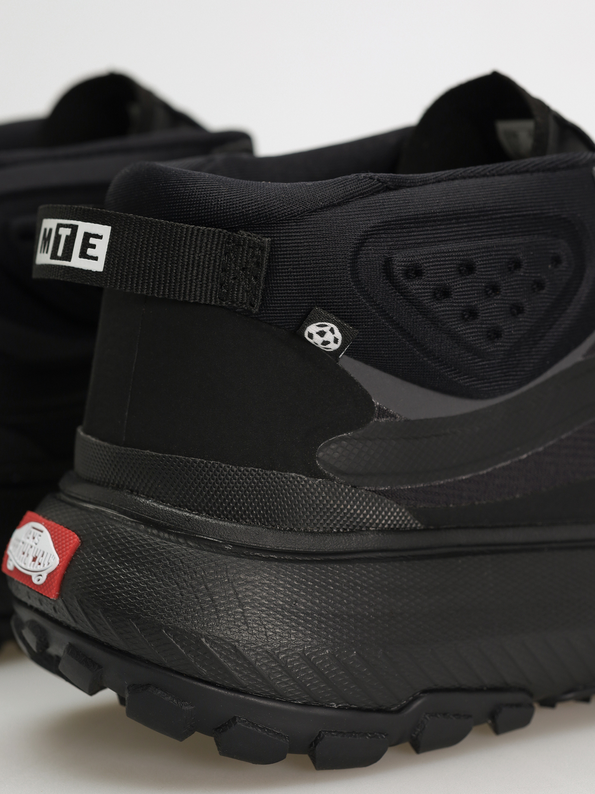 Buty Vans Crosspath Mid MTE (black/black)