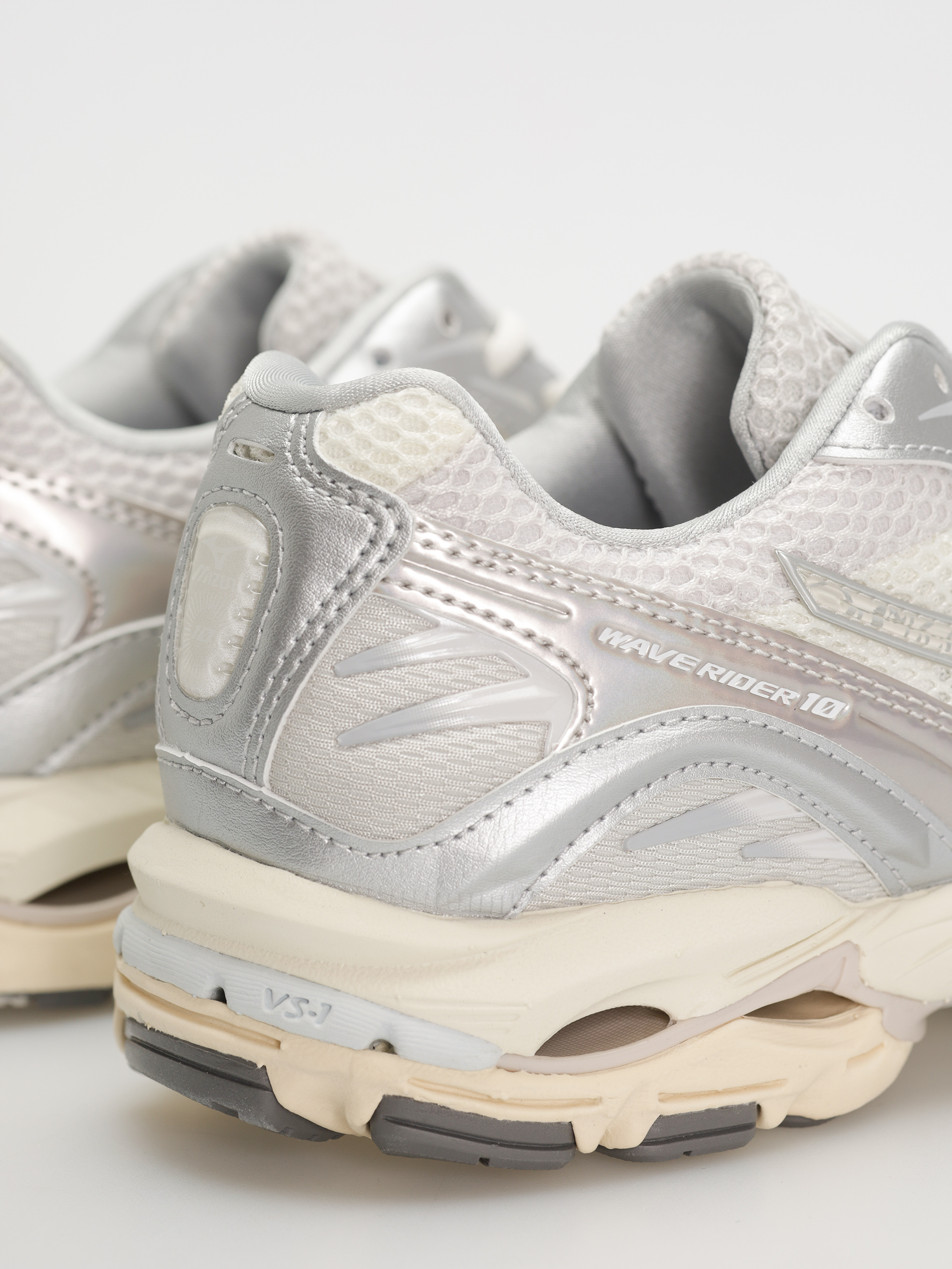 【MIZUNO】WAVE RIDER 10 ( WHITE/WHITE SAND/NIMBUS CLOUD) Buty Mizuno Wave Rider 10 - biały, srebrny (white/white sand