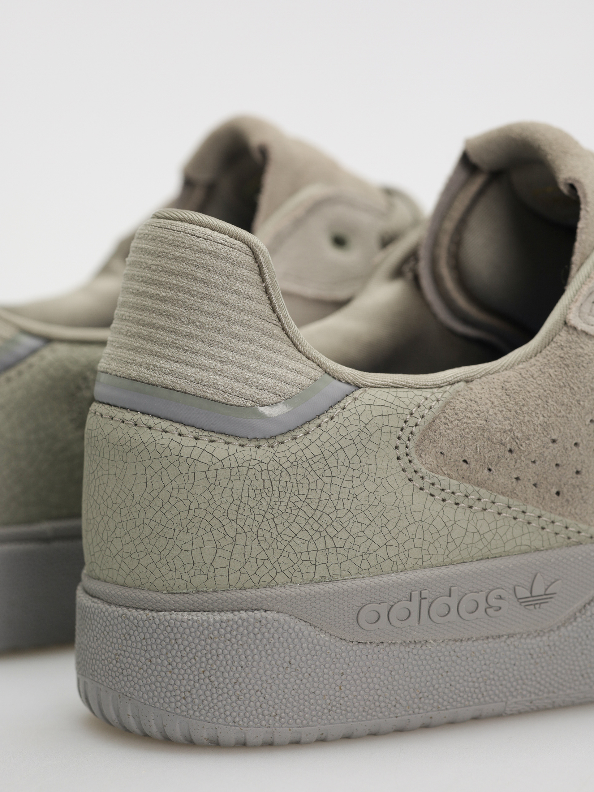 Buty adidas Tyshawn LOW (silpeb/grethr/goldmt)