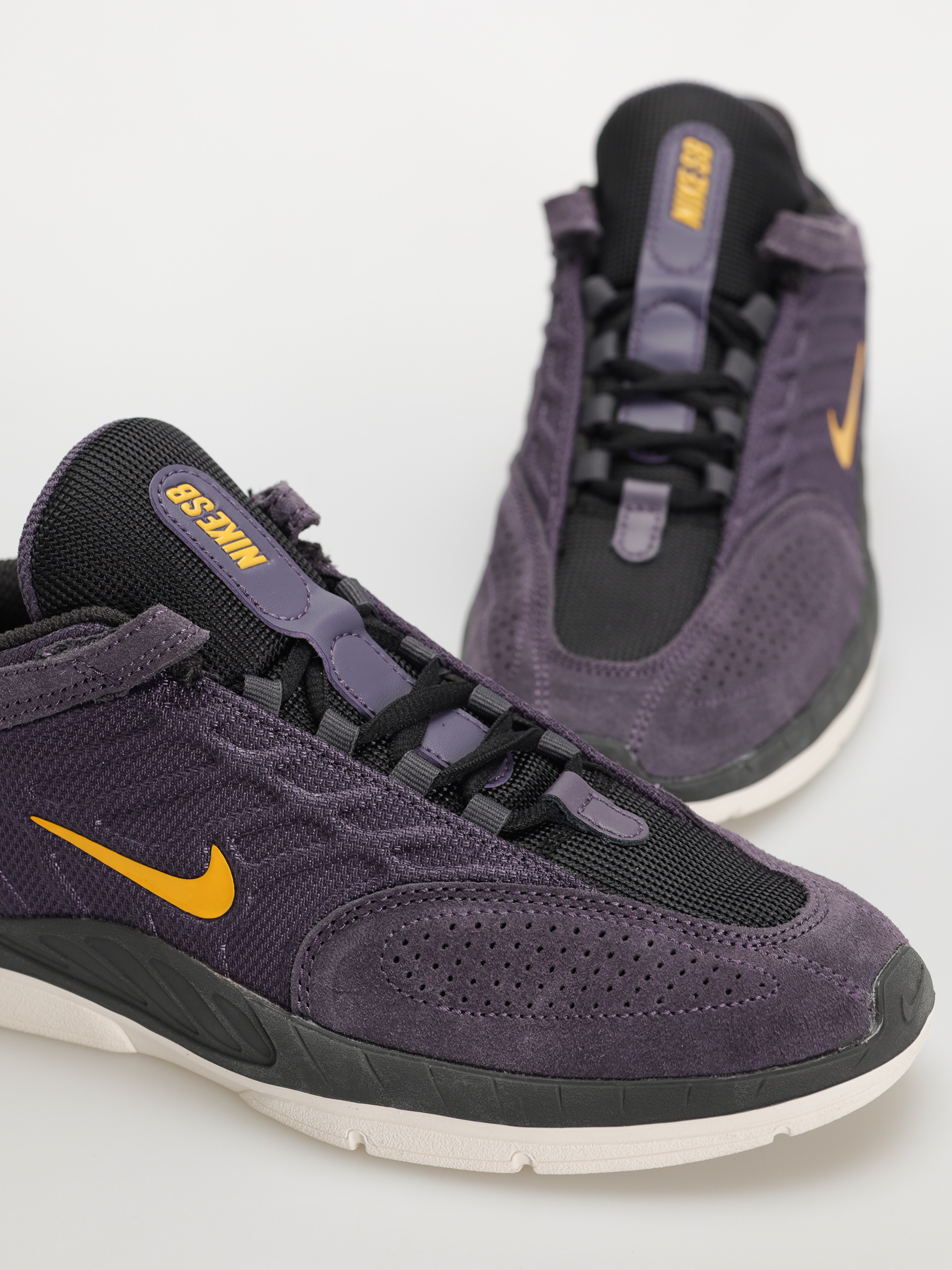 Buty Nike SB Vertebrae (dark raisin/university gold black)