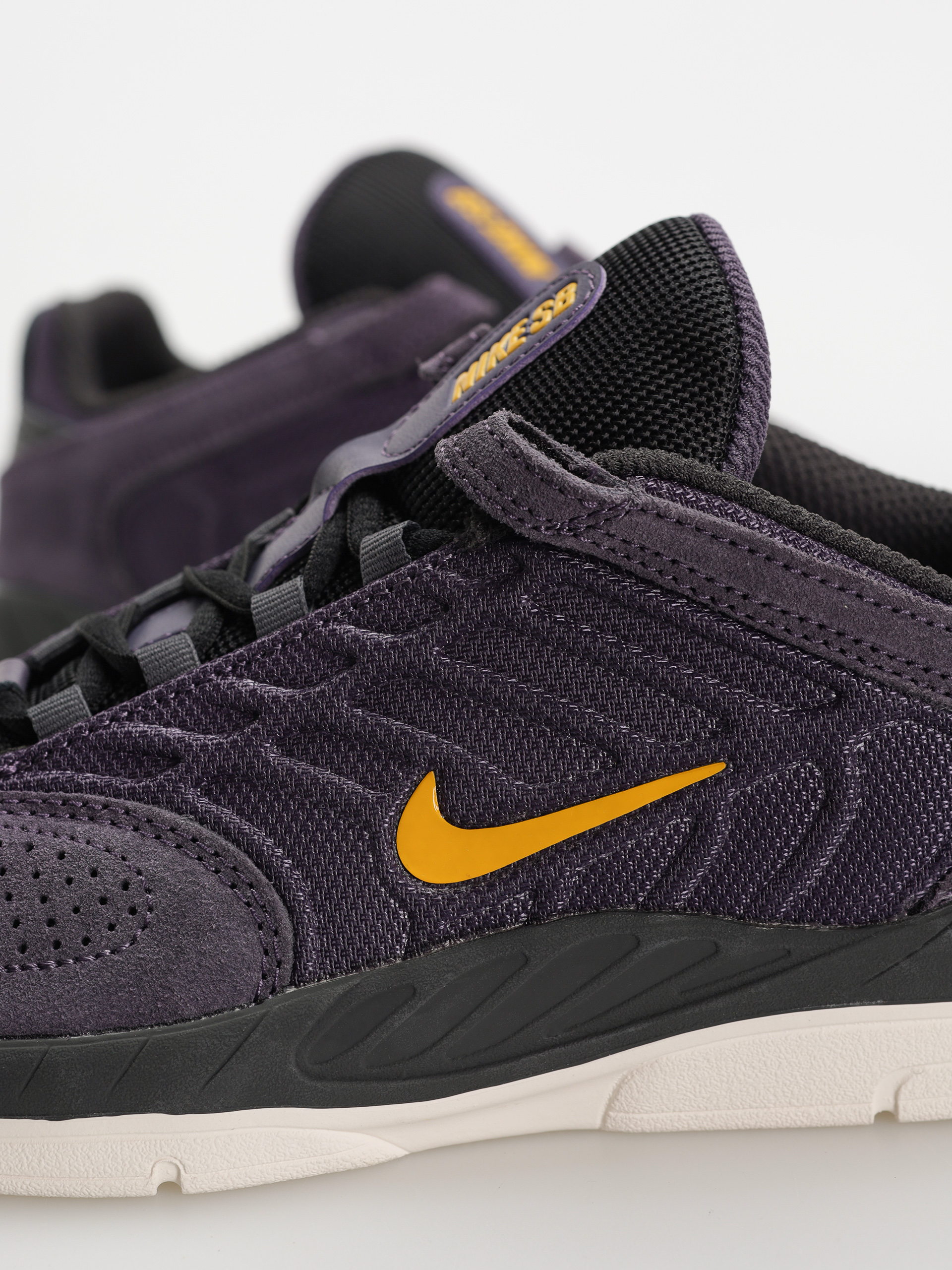 Buty Nike SB Vertebrae (dark raisin/university gold black)
