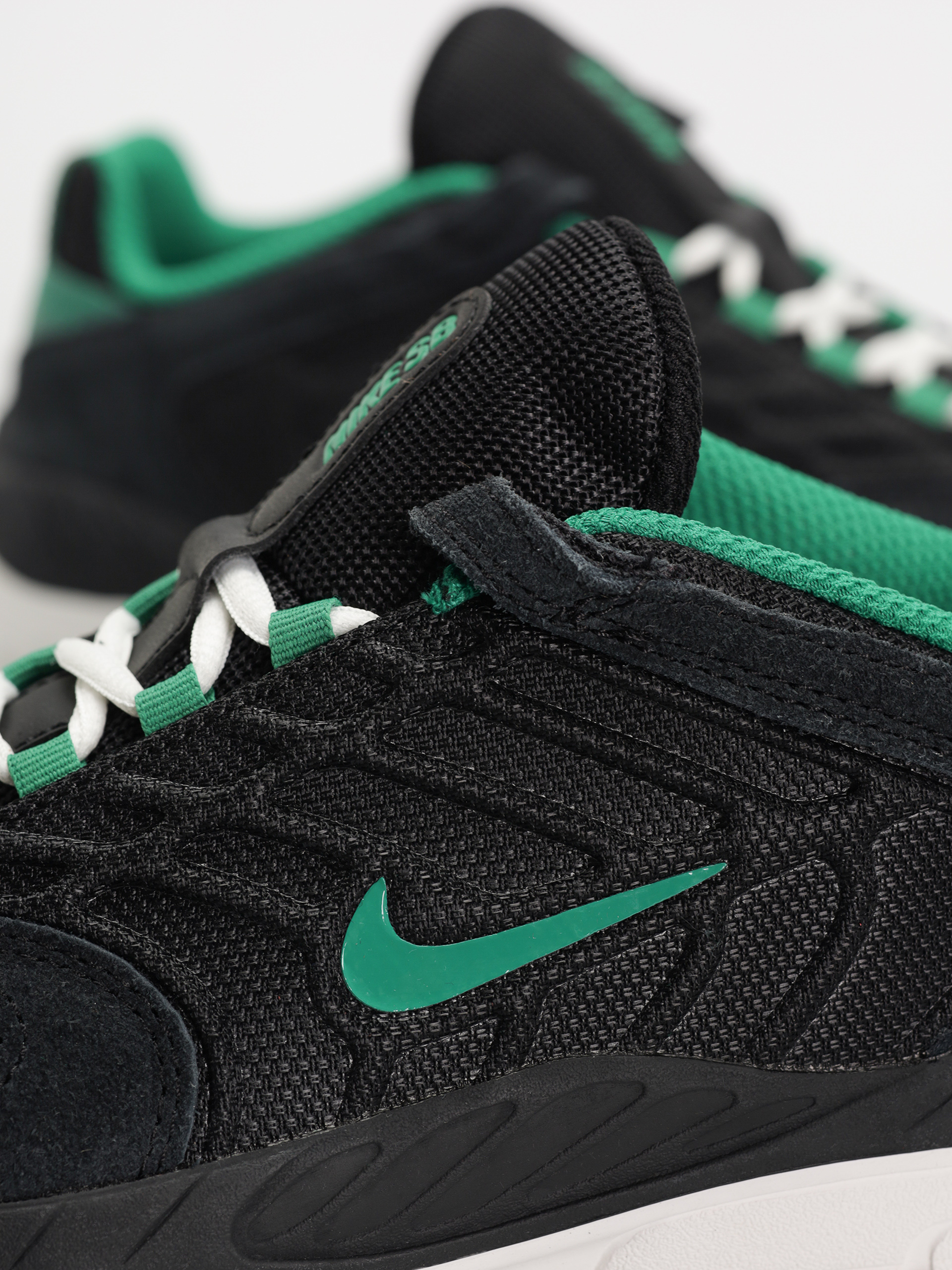 Buty Nike SB Vertebrae (black/malachite black summit white)