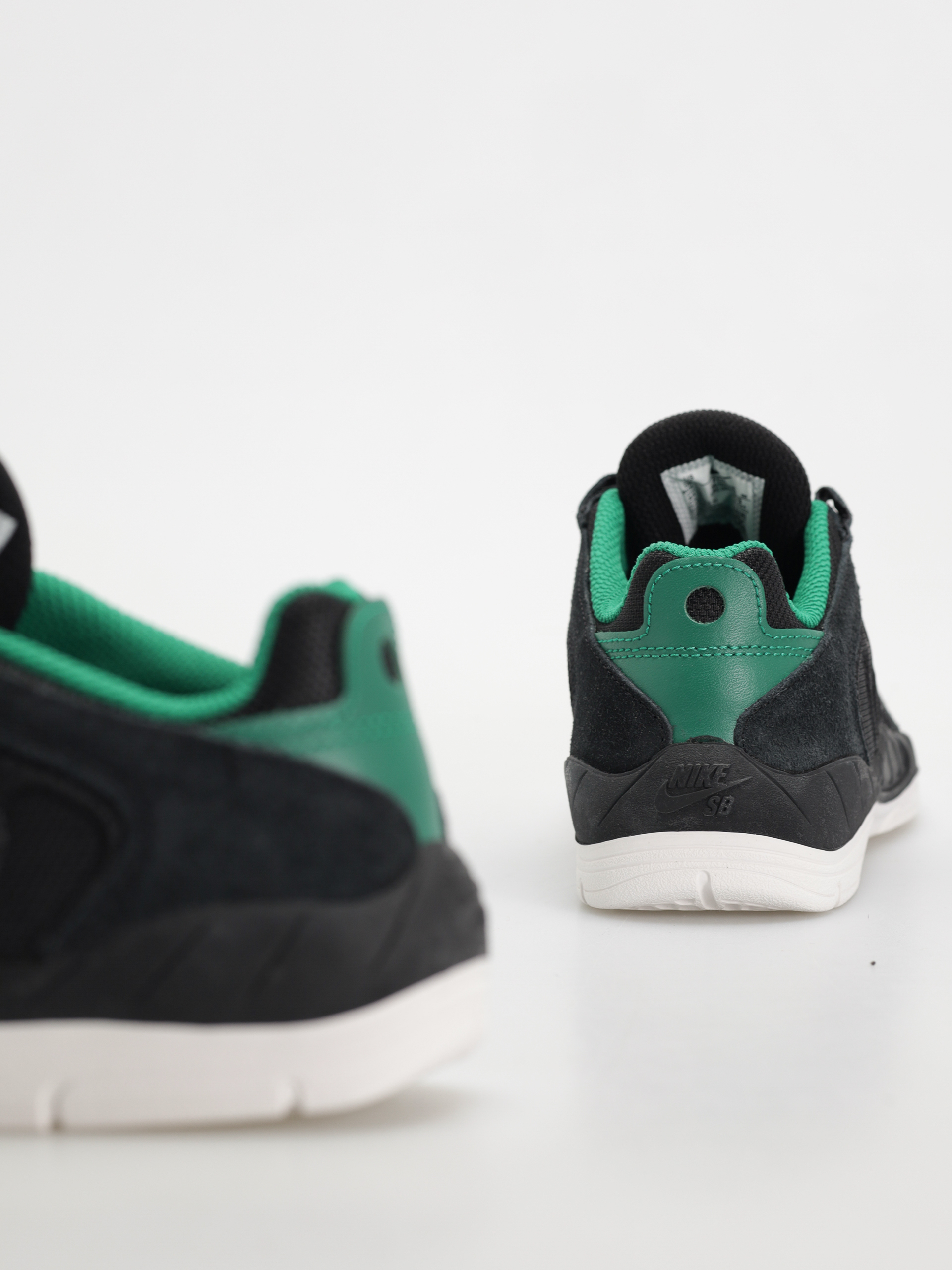 Buty Nike SB Vertebrae (black/malachite black summit white)