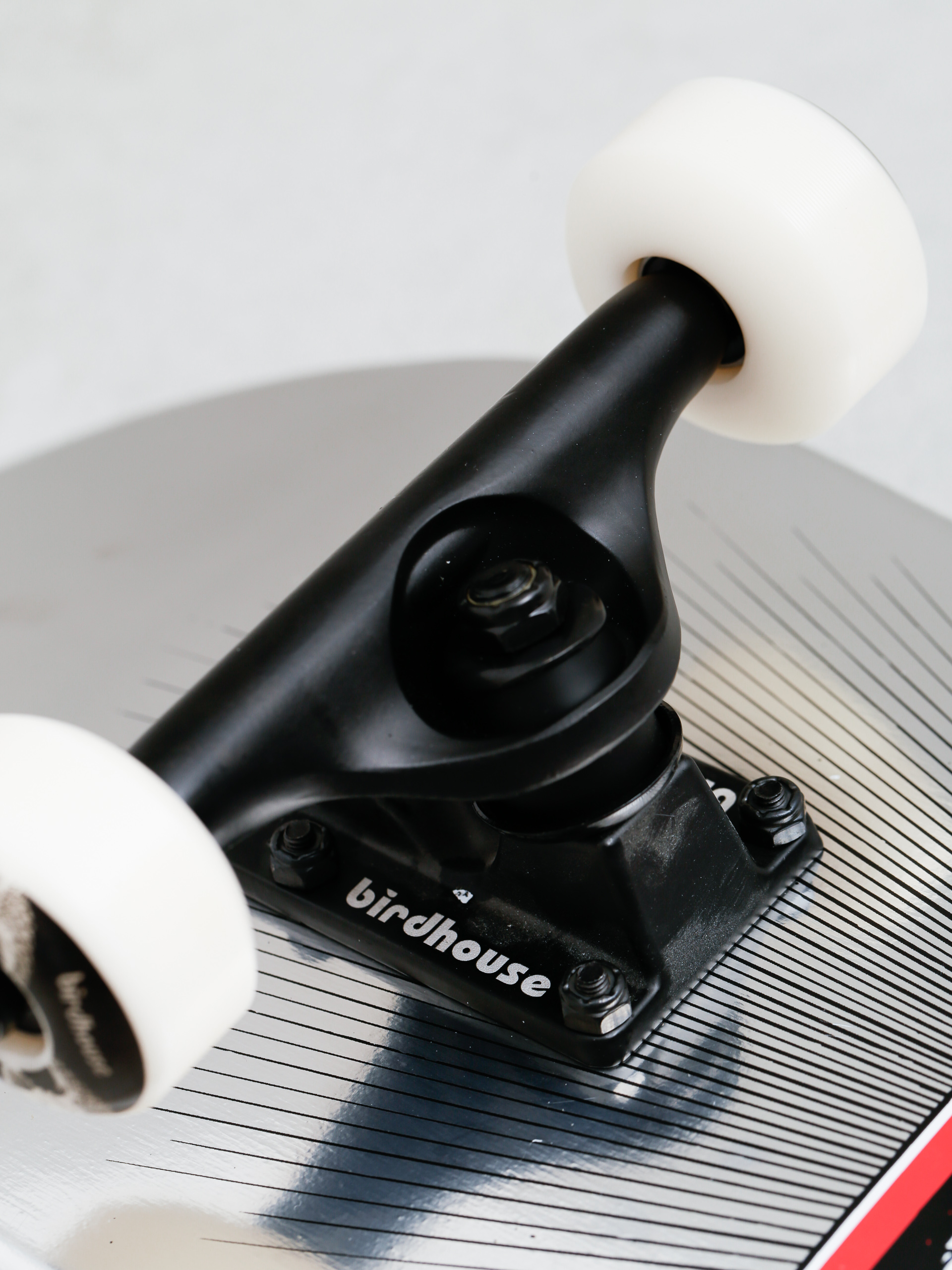 Deskorolka Birdhouse Hawk Skull 2 Chrome (silver foil)