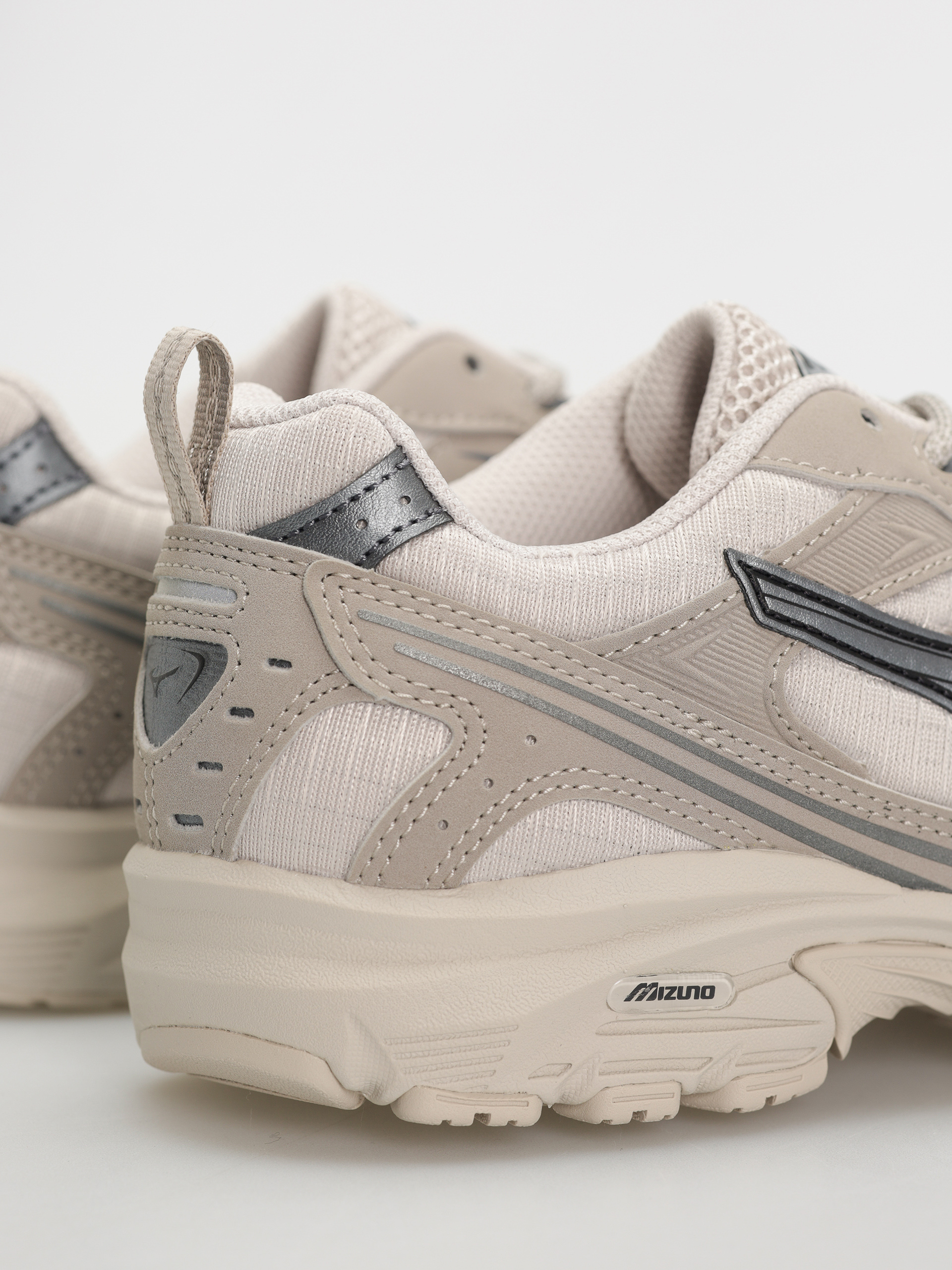 Buty Mizuno MXR Tech (silver cloud/metallic gray/vintage khaki)