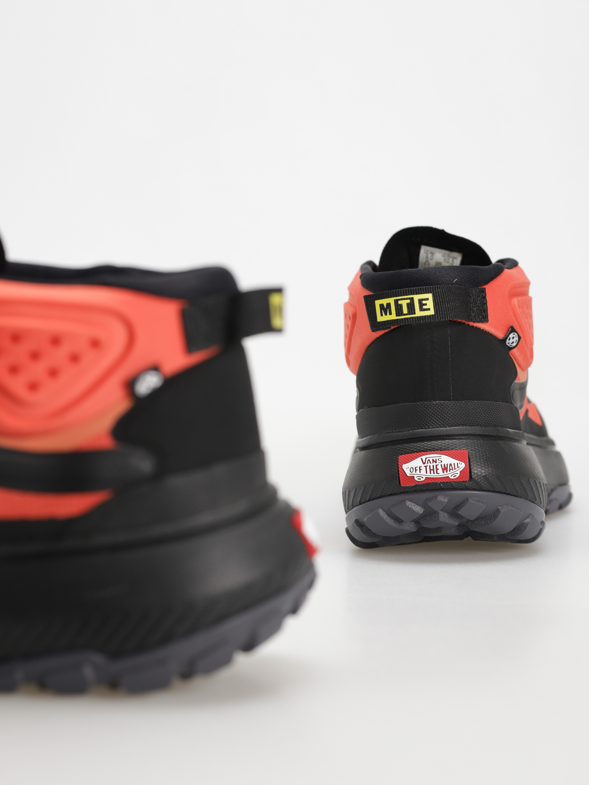 Buty Vans Crosspath Mid MTE (orange/black)