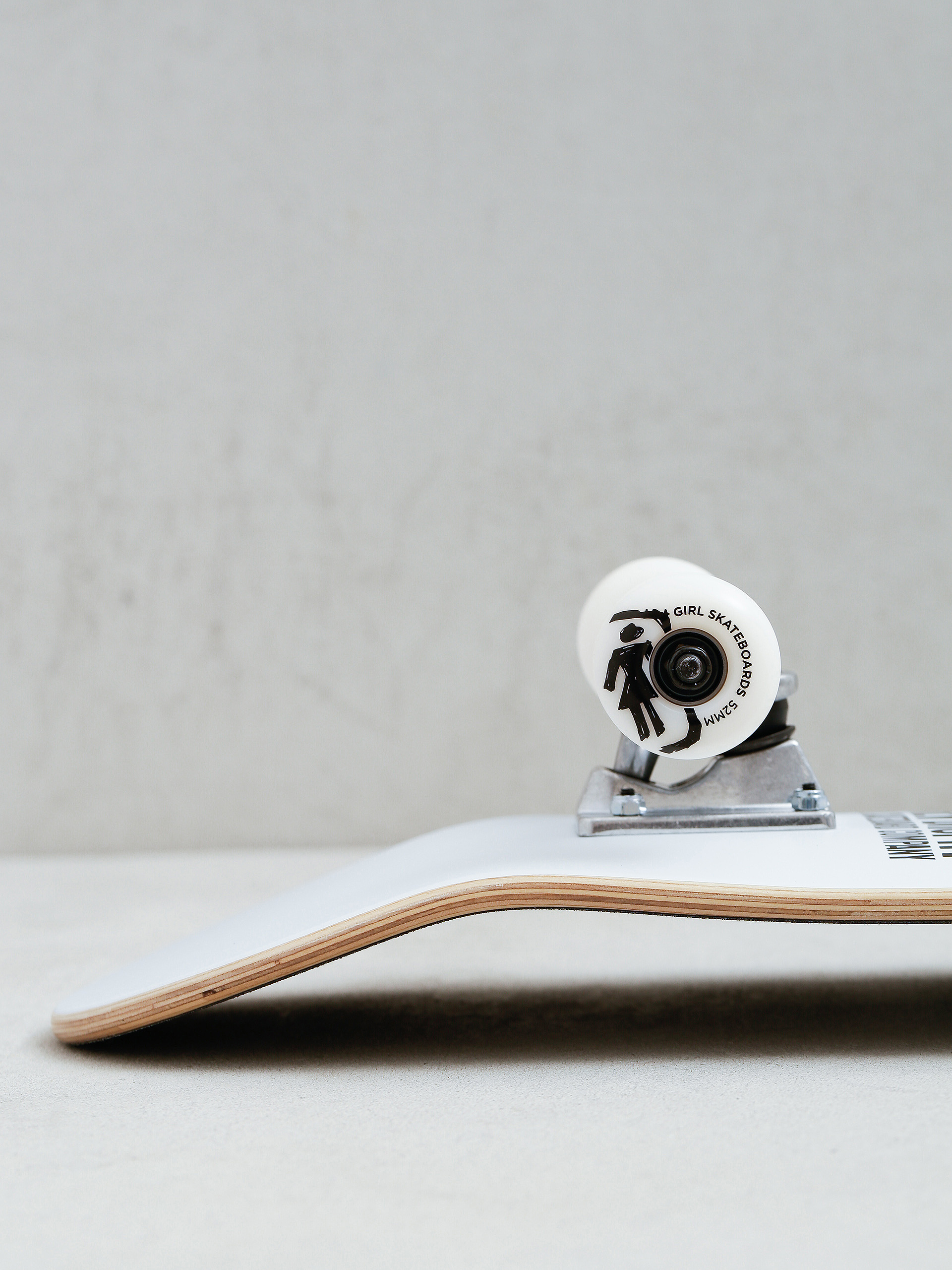 Deskorolka Girl Skateboard Brophy (white/black)