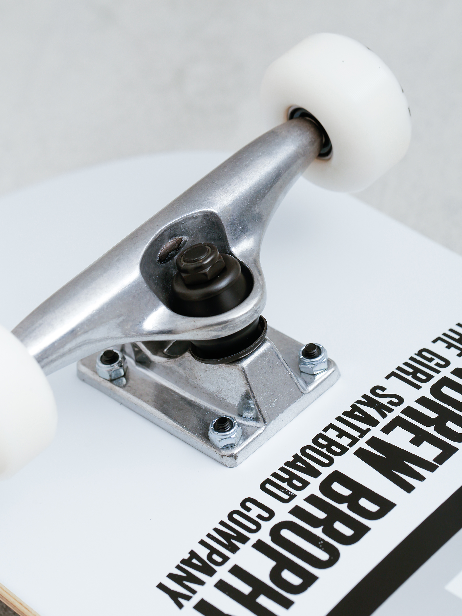 Deskorolka Girl Skateboard Brophy (white/black)