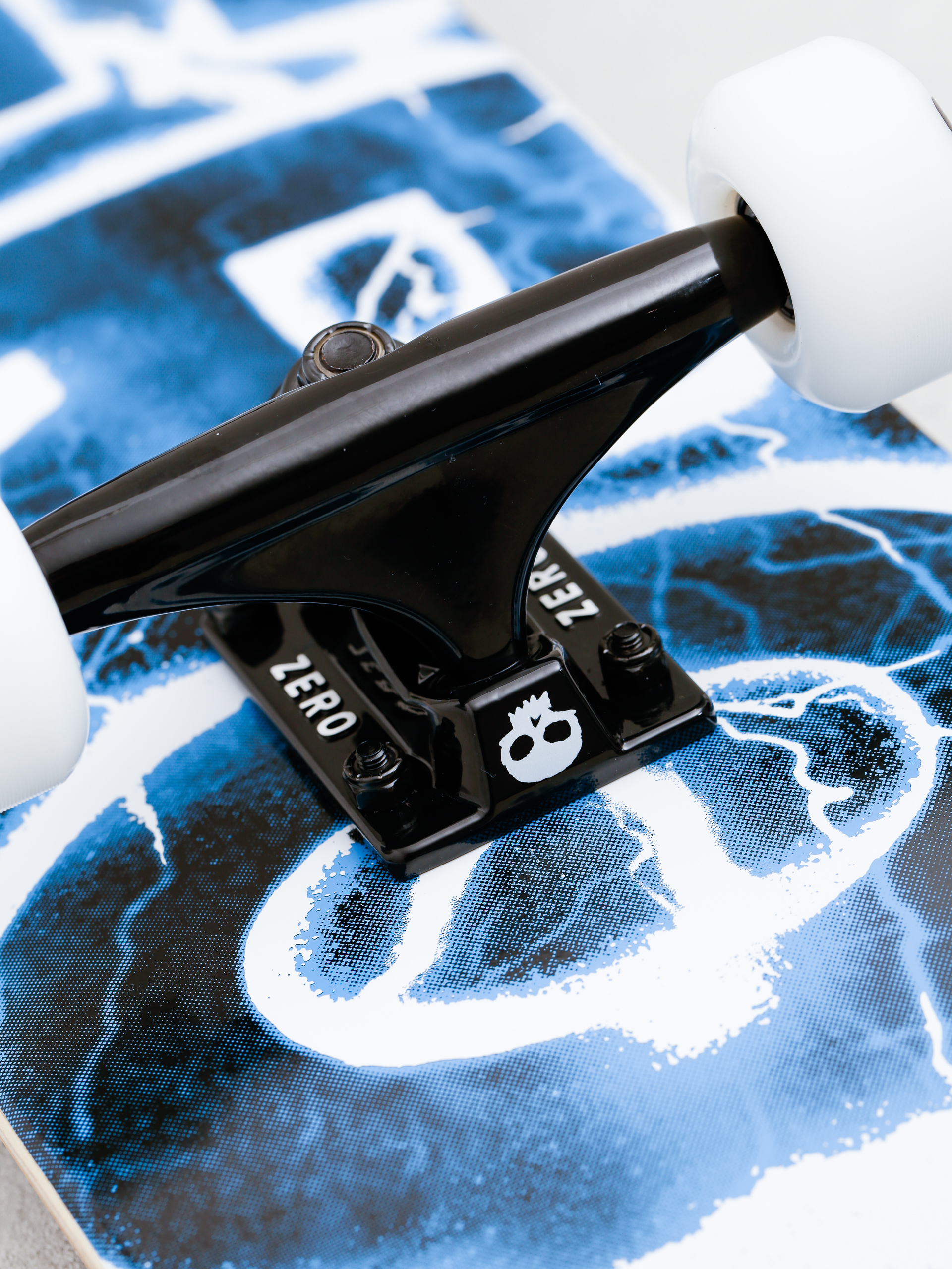 Deskorolka Zero Lightning (black/blue)