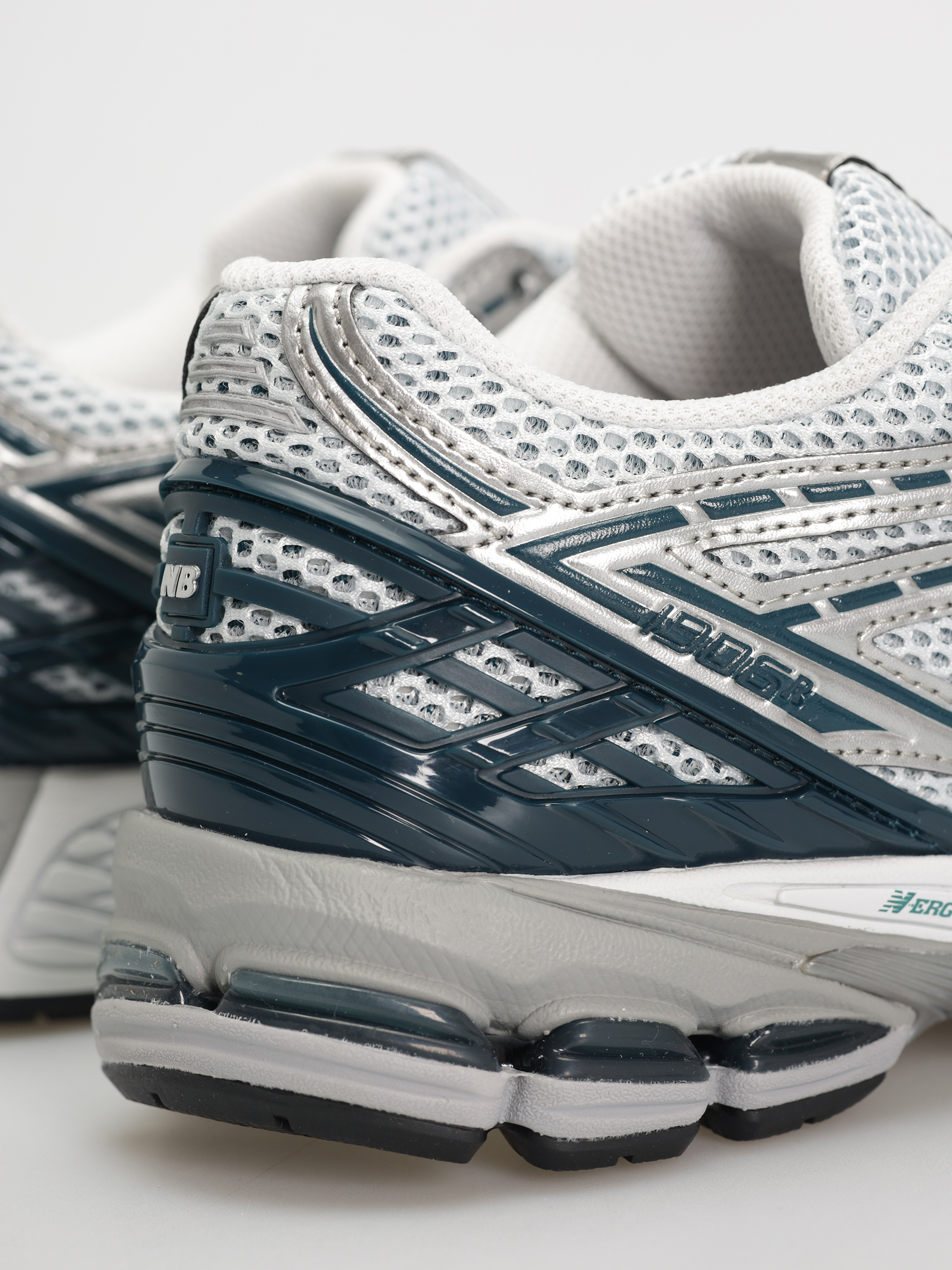 Buty New Balance 1906 (silver metallic)