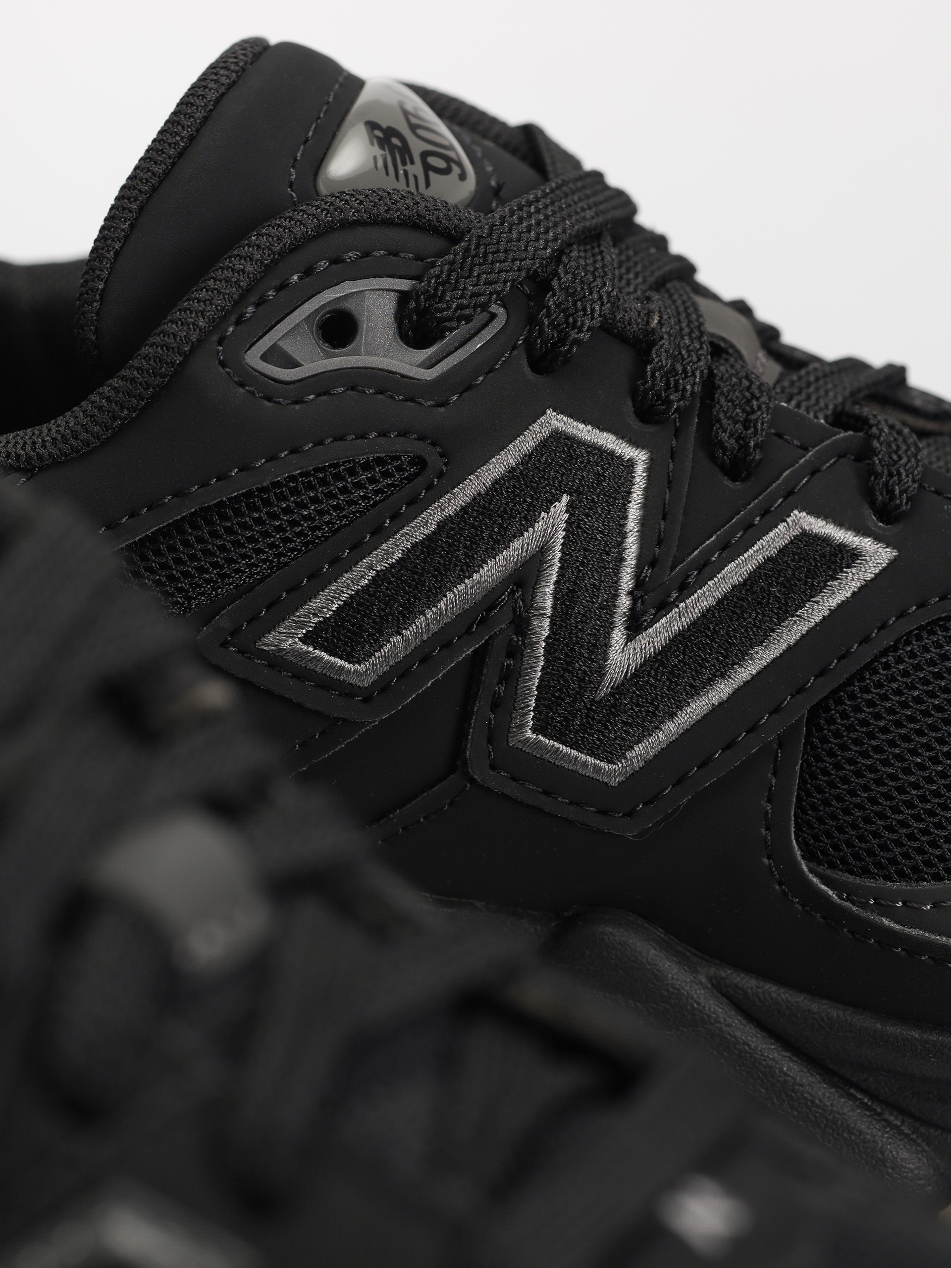 Buty New Balance 9060 JR (black)