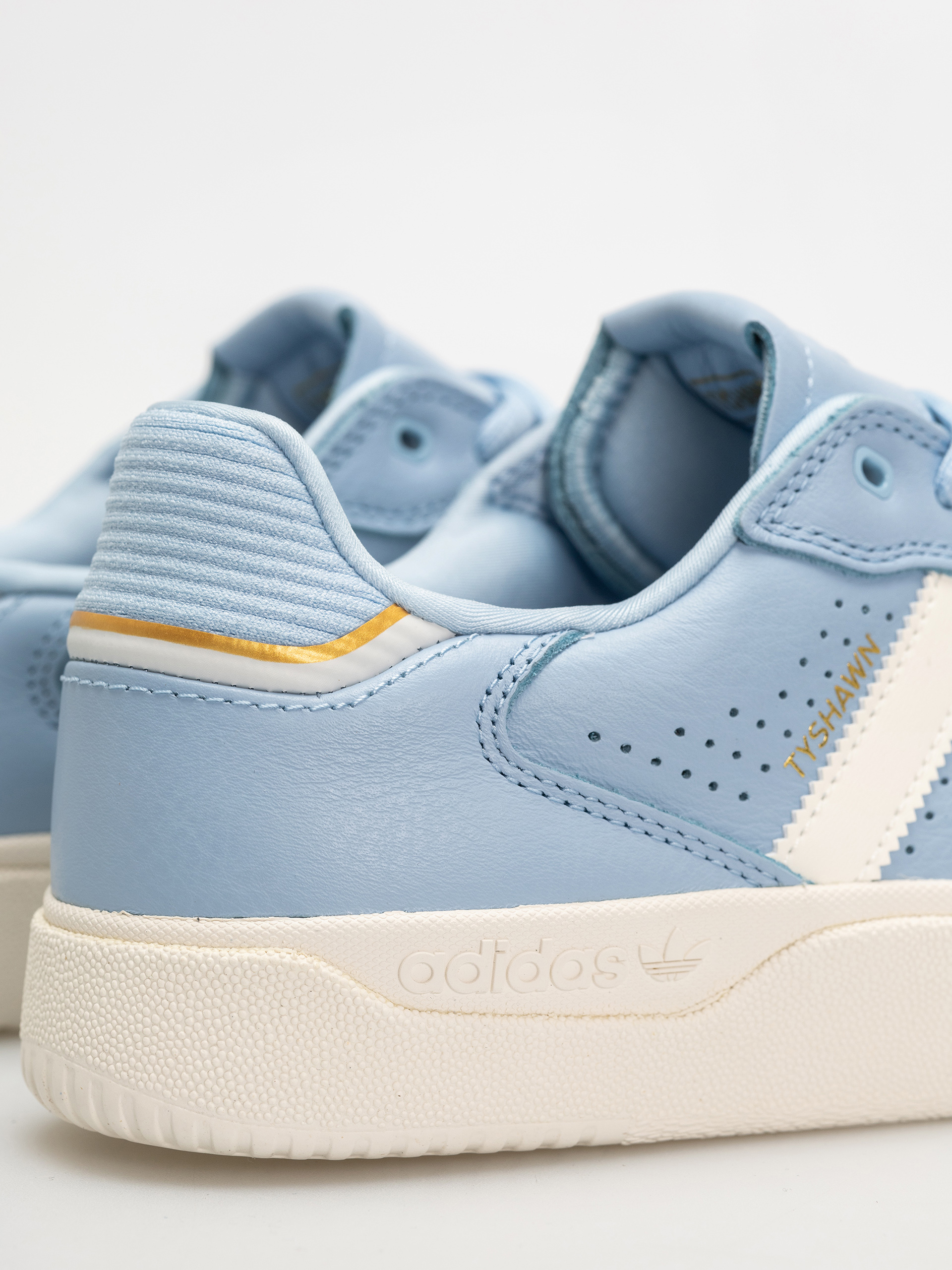 Buty adidas Tyshawn Low (clesky/cwhite/goldmt)
