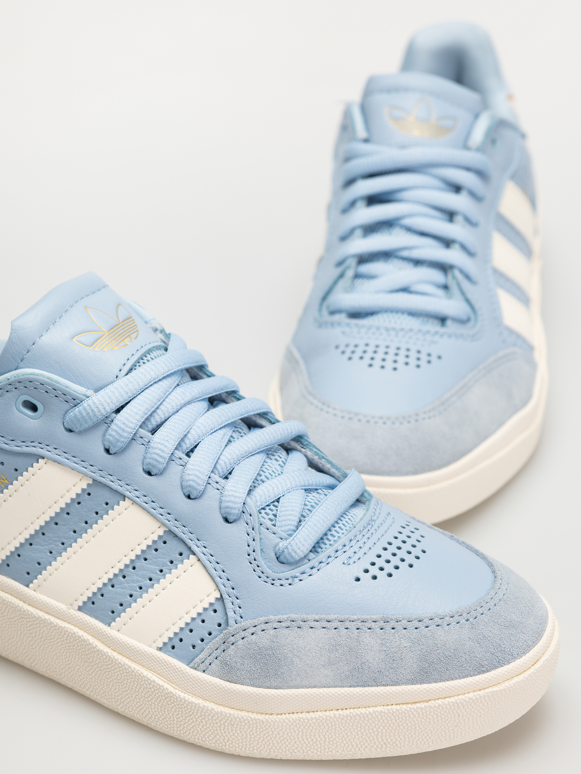 Buty adidas Tyshawn Low (clesky/cwhite/goldmt)