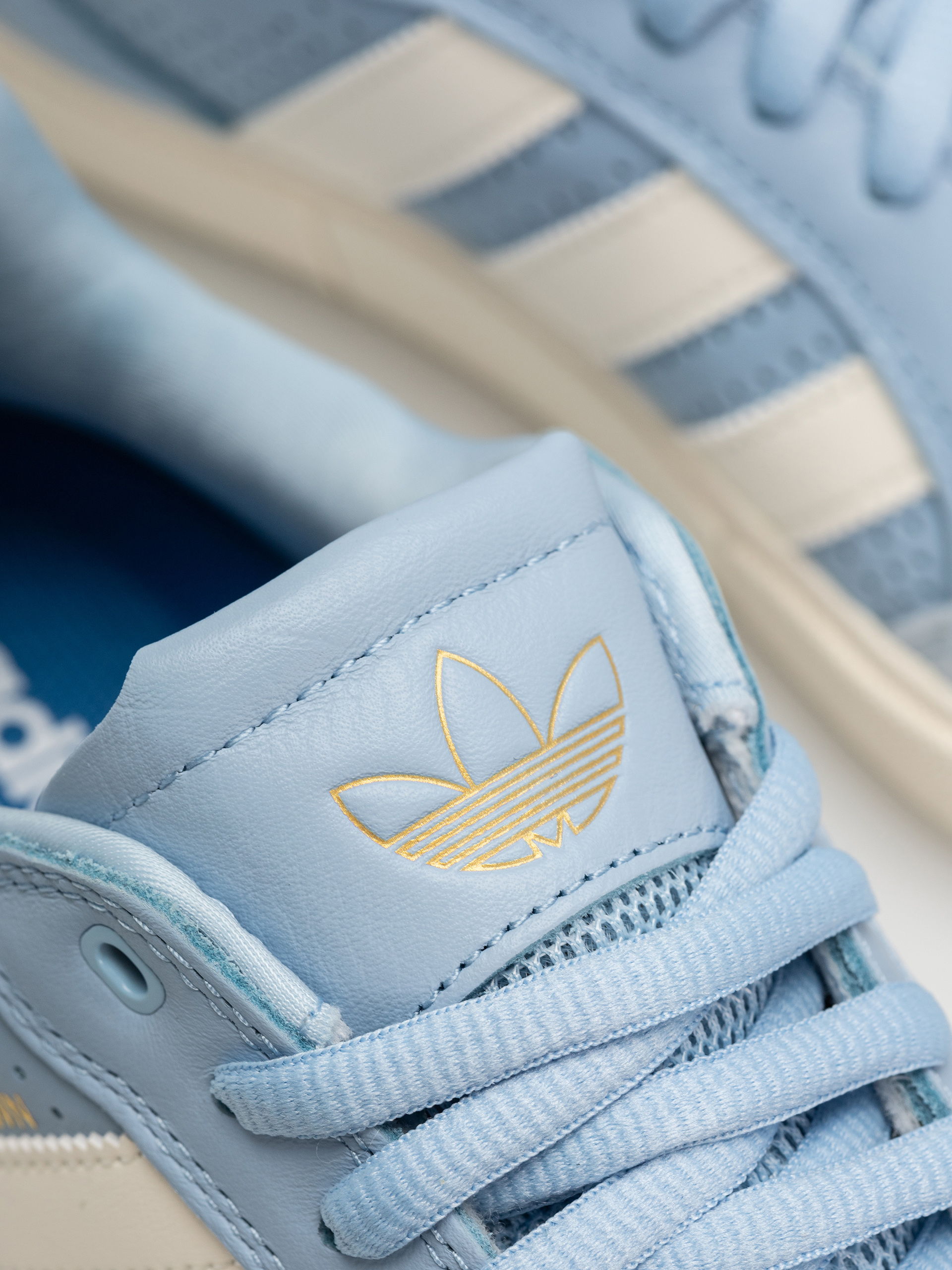 Buty adidas Tyshawn Low (clesky/cwhite/goldmt)