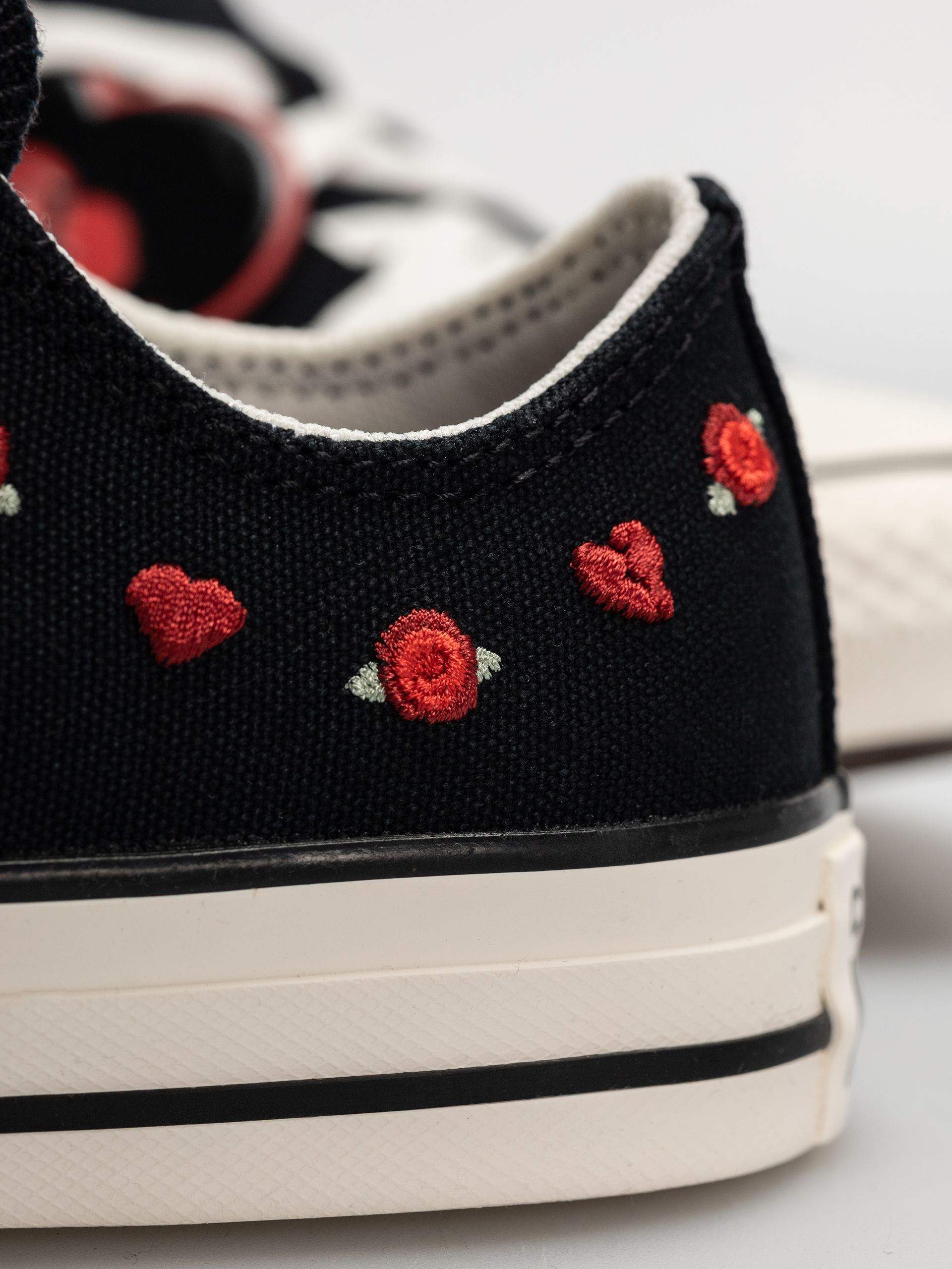 Trampki Converse Chuck Taylor All Star Ox Wmn (black/red/egret)