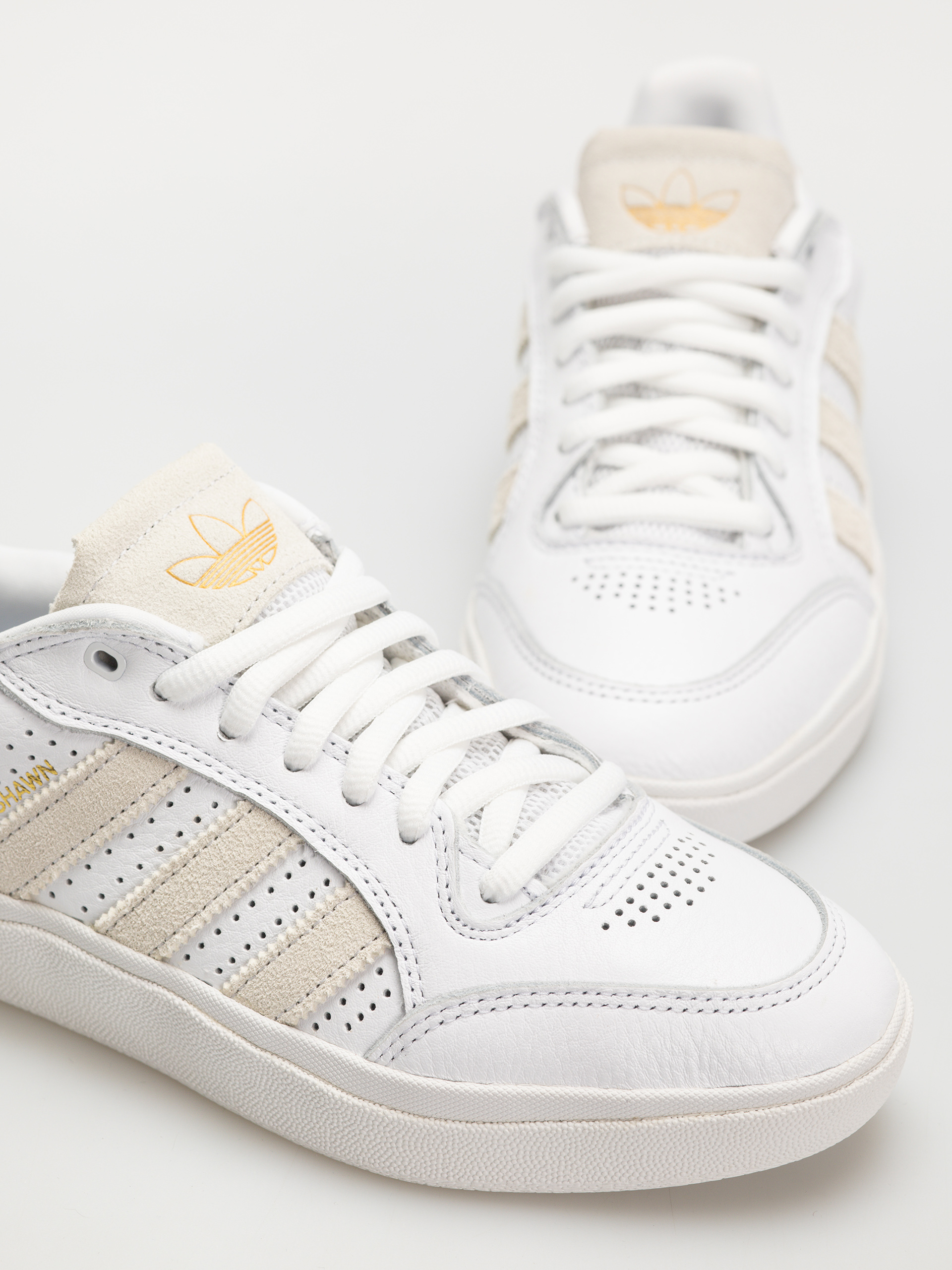 Buty adidas Tyshawn Low (ftwwht/ftwwht/goldmt)