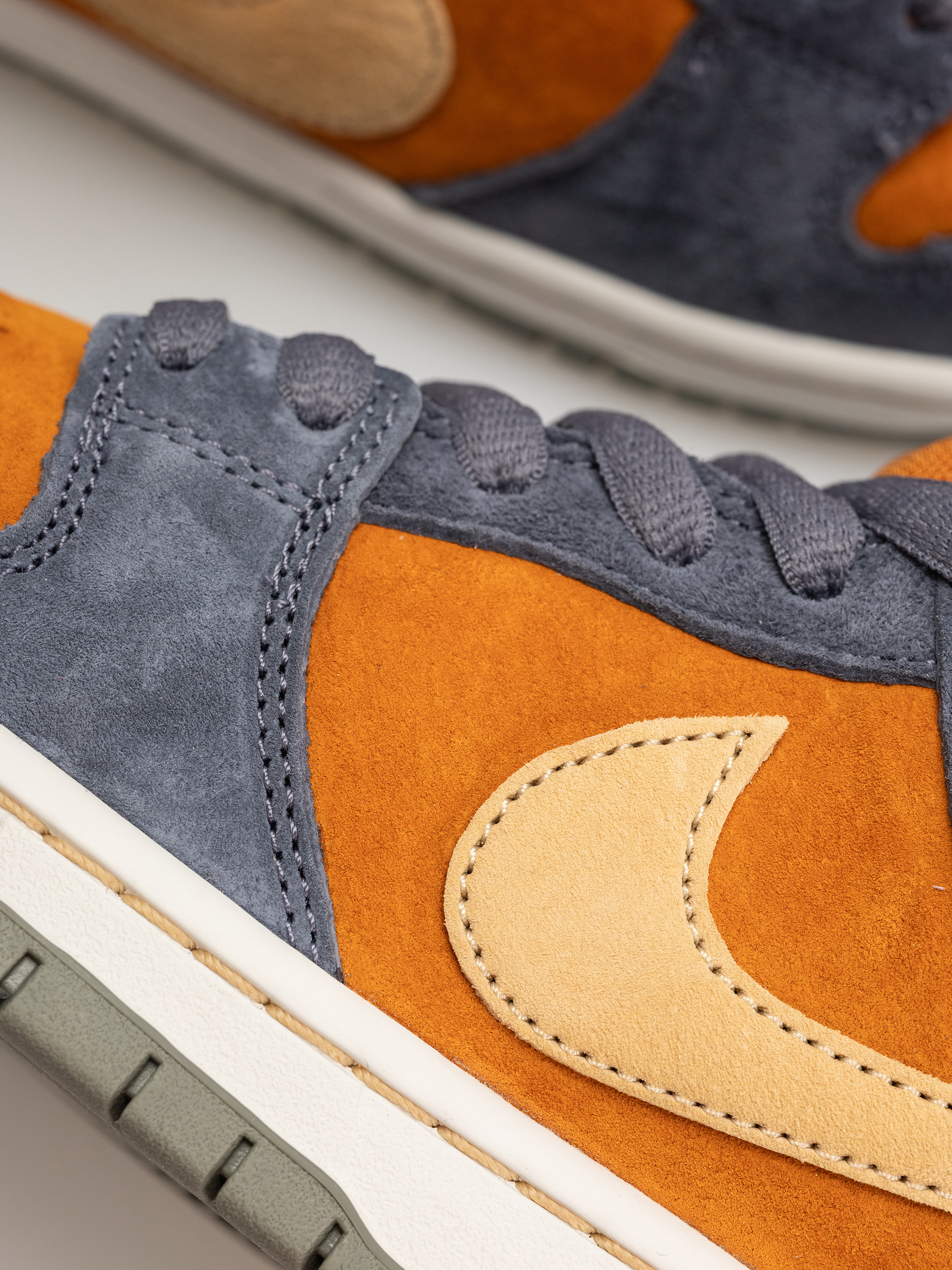 Buty Nike SB Dunk Low Pro (light carbon/sesame monarch summit white)