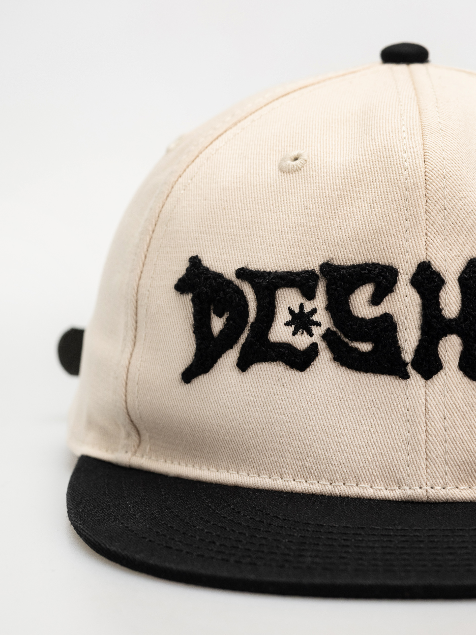 Czapka z daszkiem DC Mosh Pit Strapback (lily white/black)