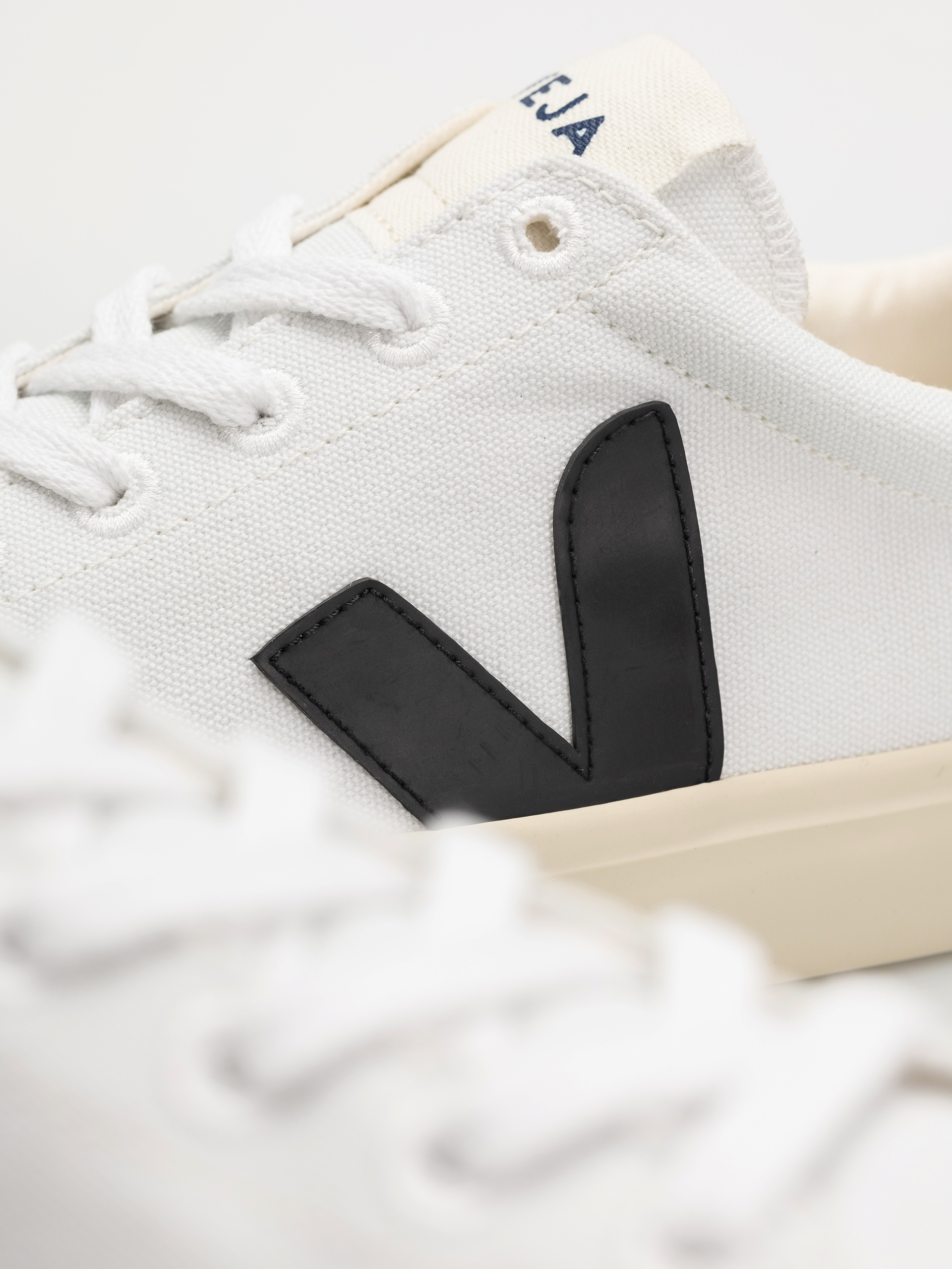 Buty Veja Campo Canvas Wmn (white black)