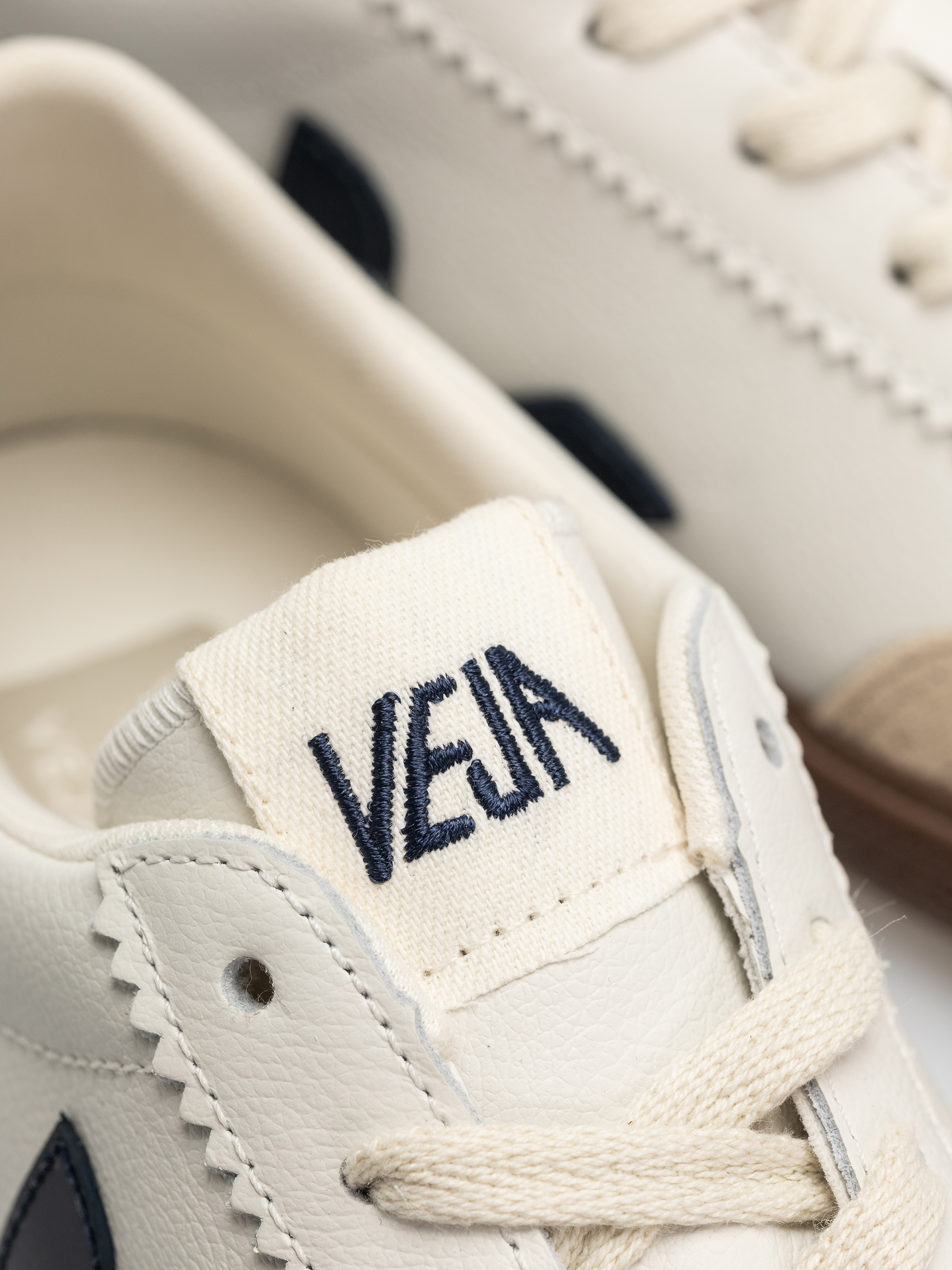 Buty Veja Volley Wmn (white nautico bark)