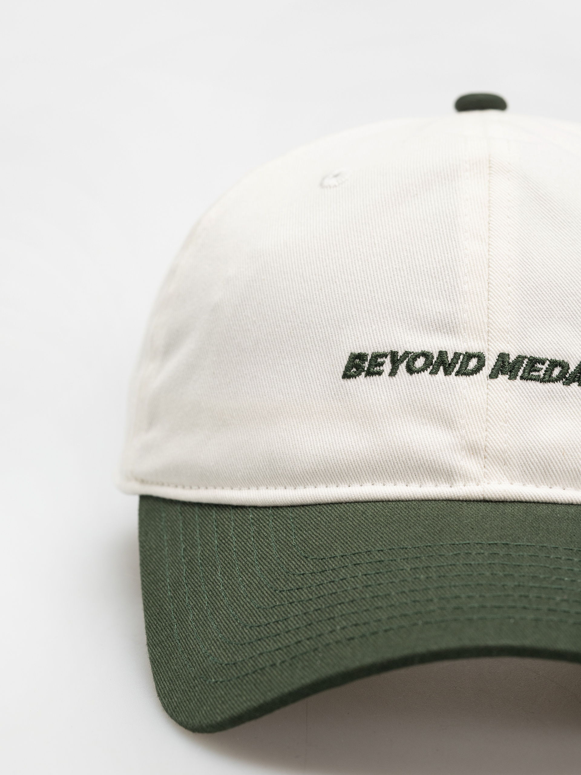 Czapka z daszkiem Beyond Medals Unstructured (white)