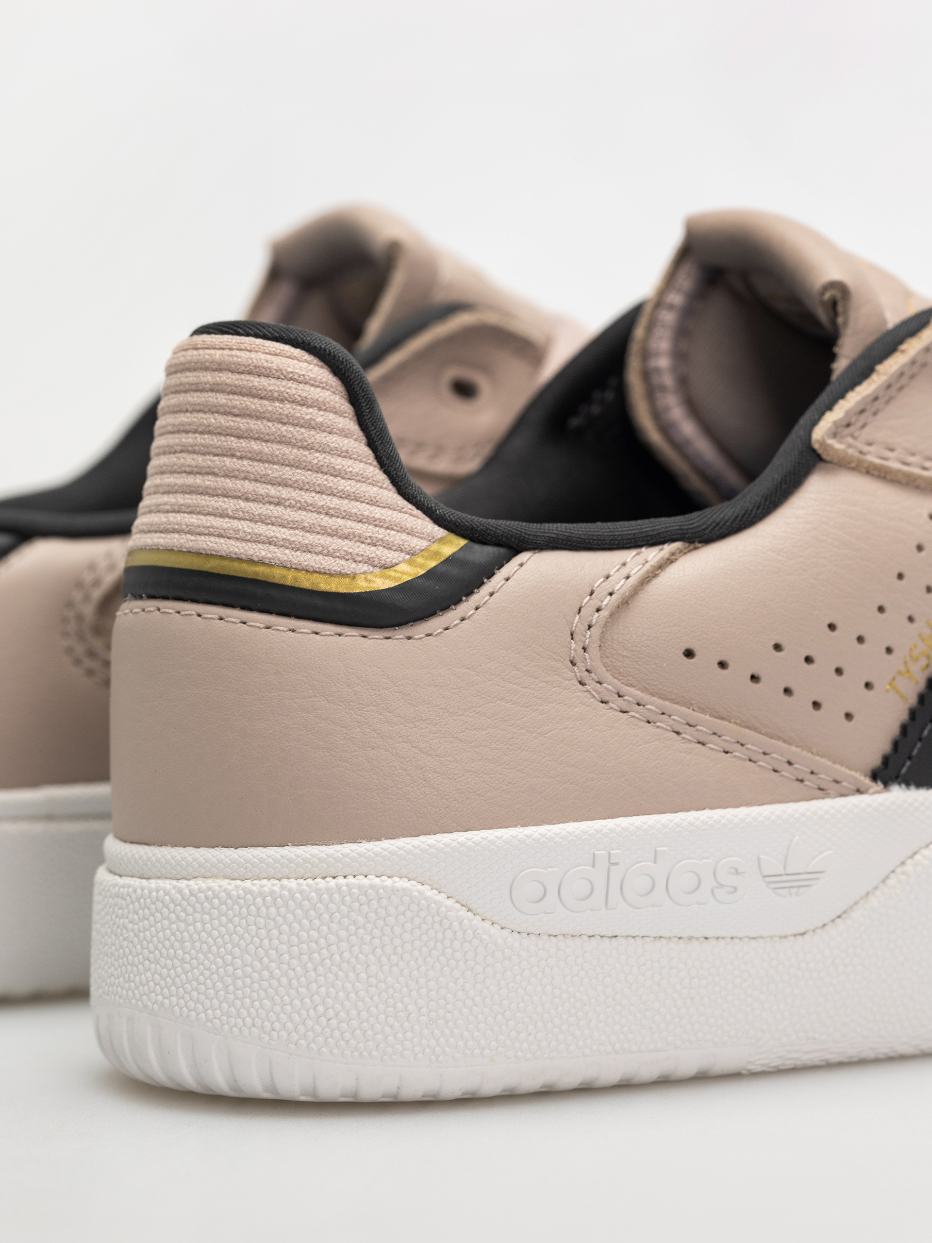 Buty adidas Tyshawn Low (wontau/carbon/goldmt)