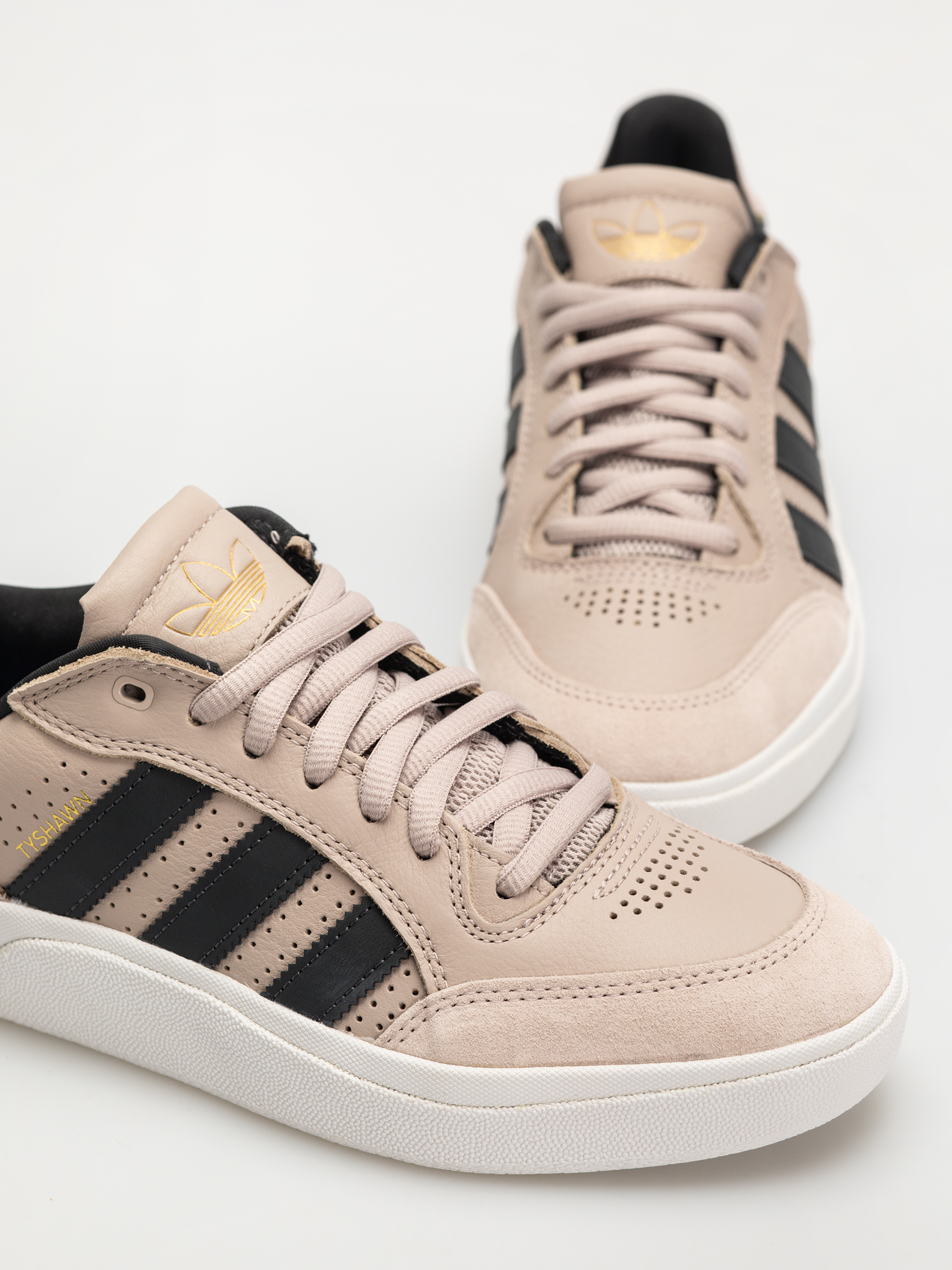 Buty adidas Tyshawn Low (wontau/carbon/goldmt)