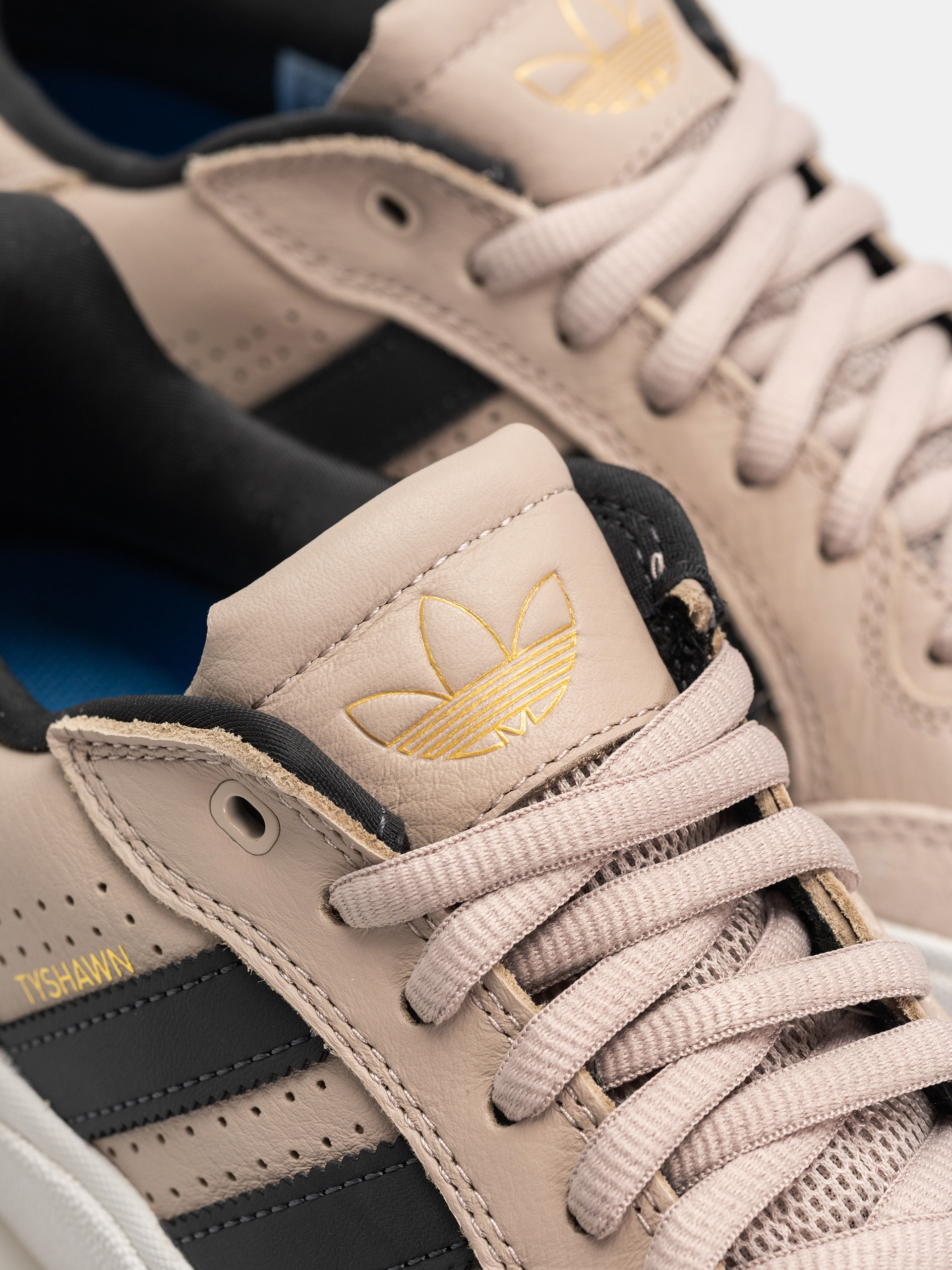 Buty adidas Tyshawn Low (wontau/carbon/goldmt)