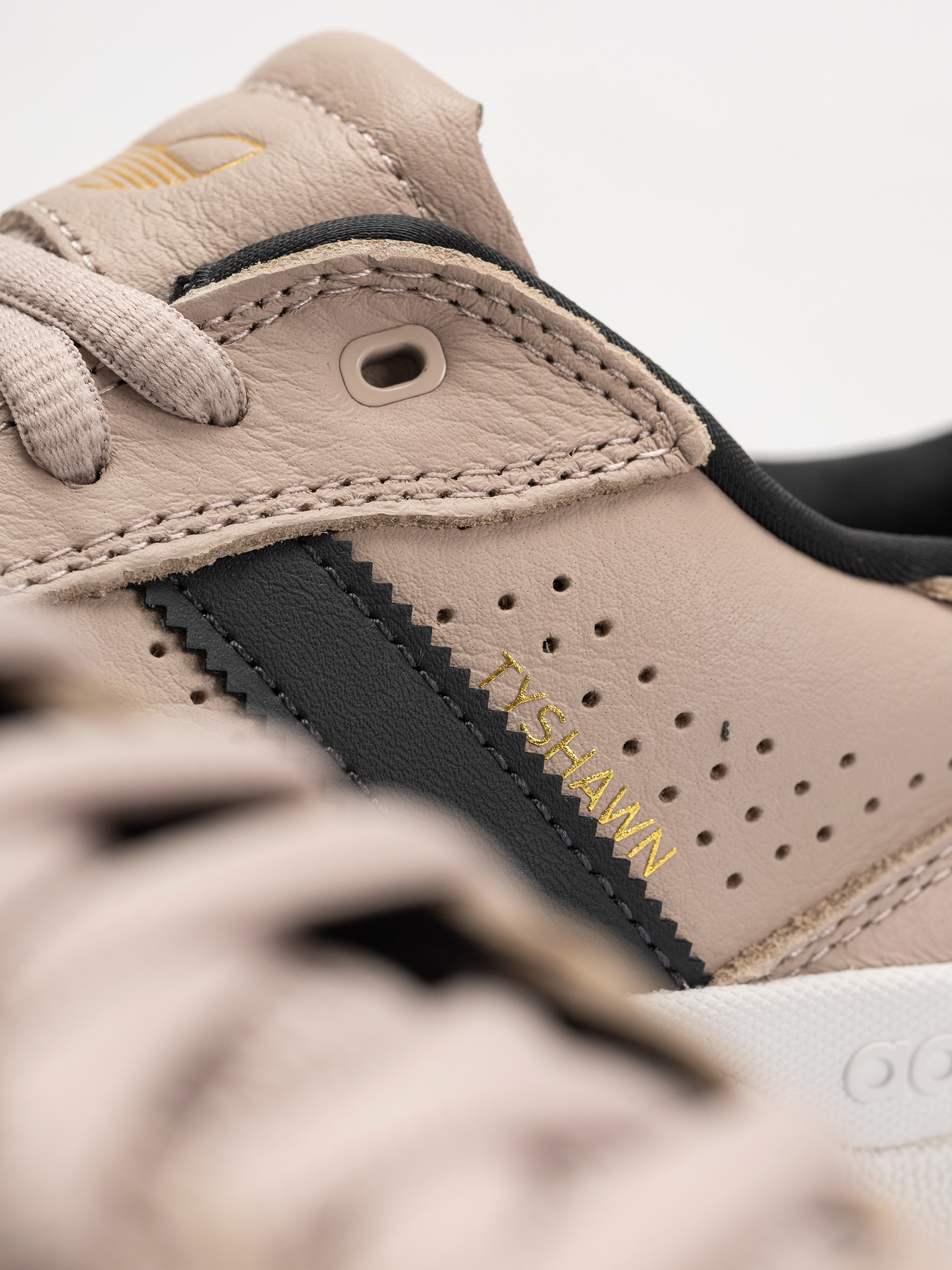 Buty adidas Tyshawn Low (wontau/carbon/goldmt)