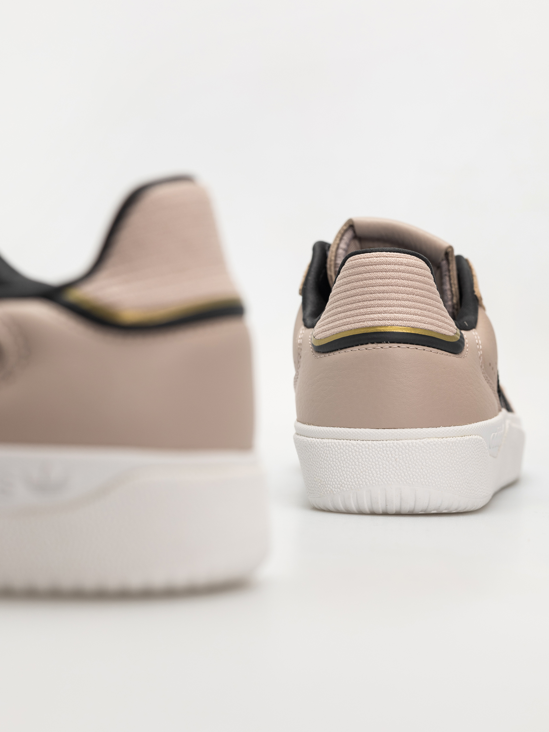 Buty adidas Tyshawn Low (wontau/carbon/goldmt)