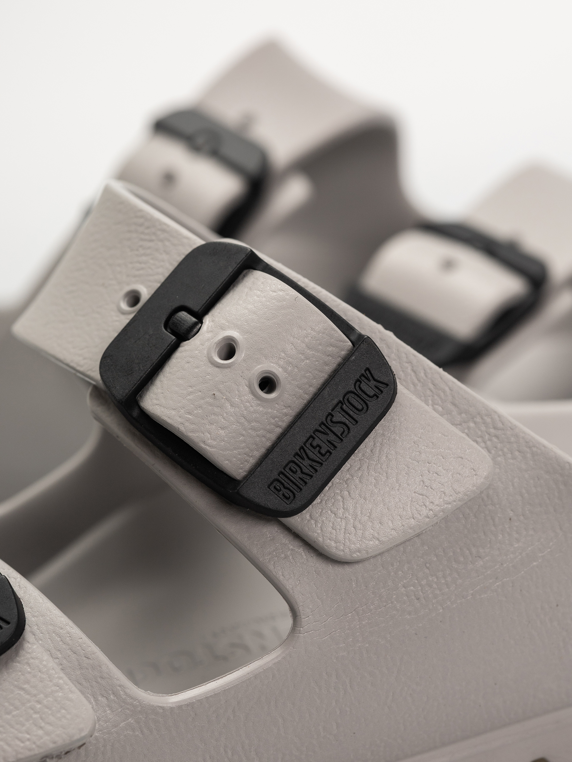 Klapki Birkenstock Arizona Stealth Buckle EVA Narrow Wmn (stone coin/black)