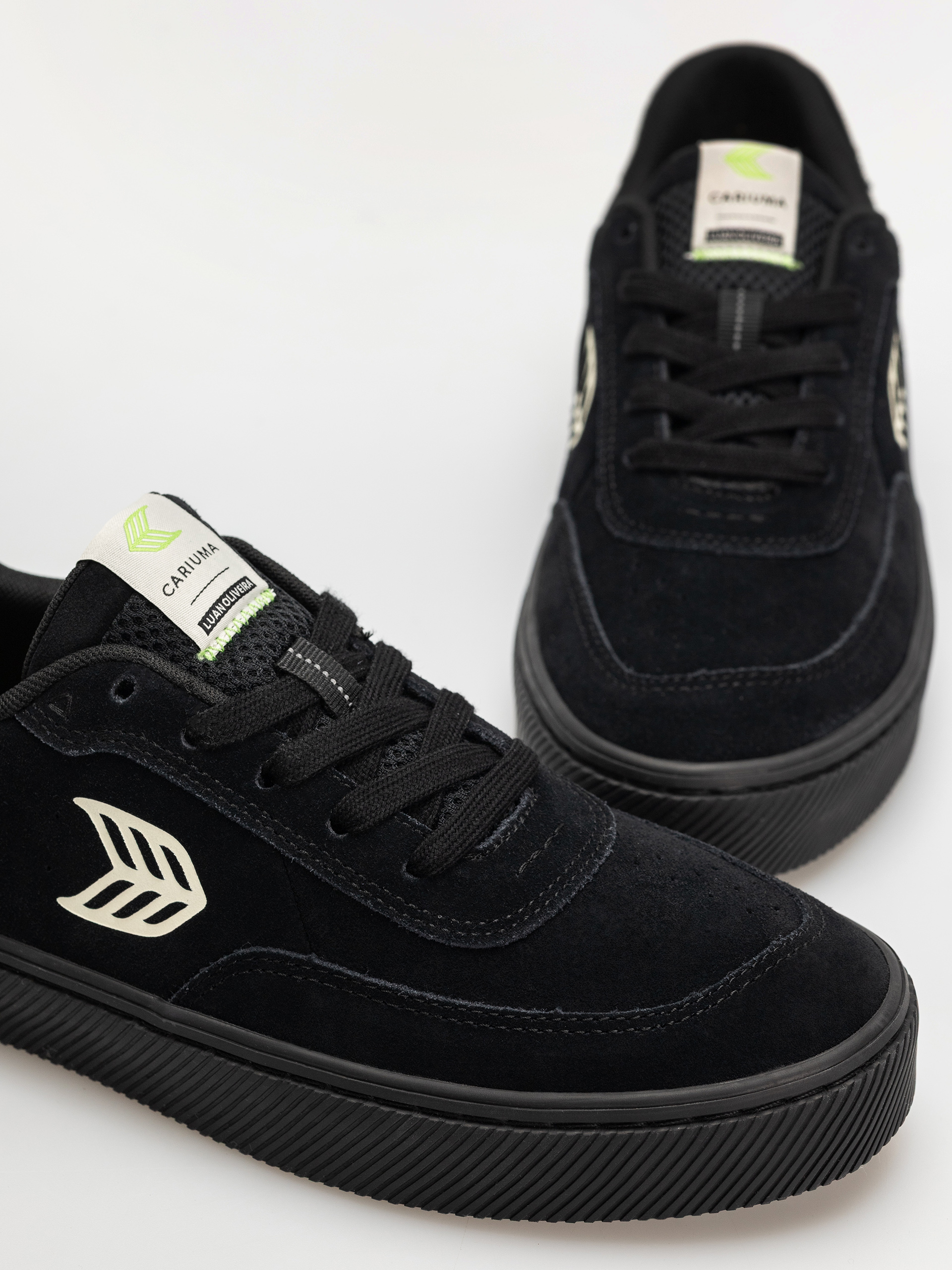 Buty Cariuma Luan Pro (all black suede ivory logo)