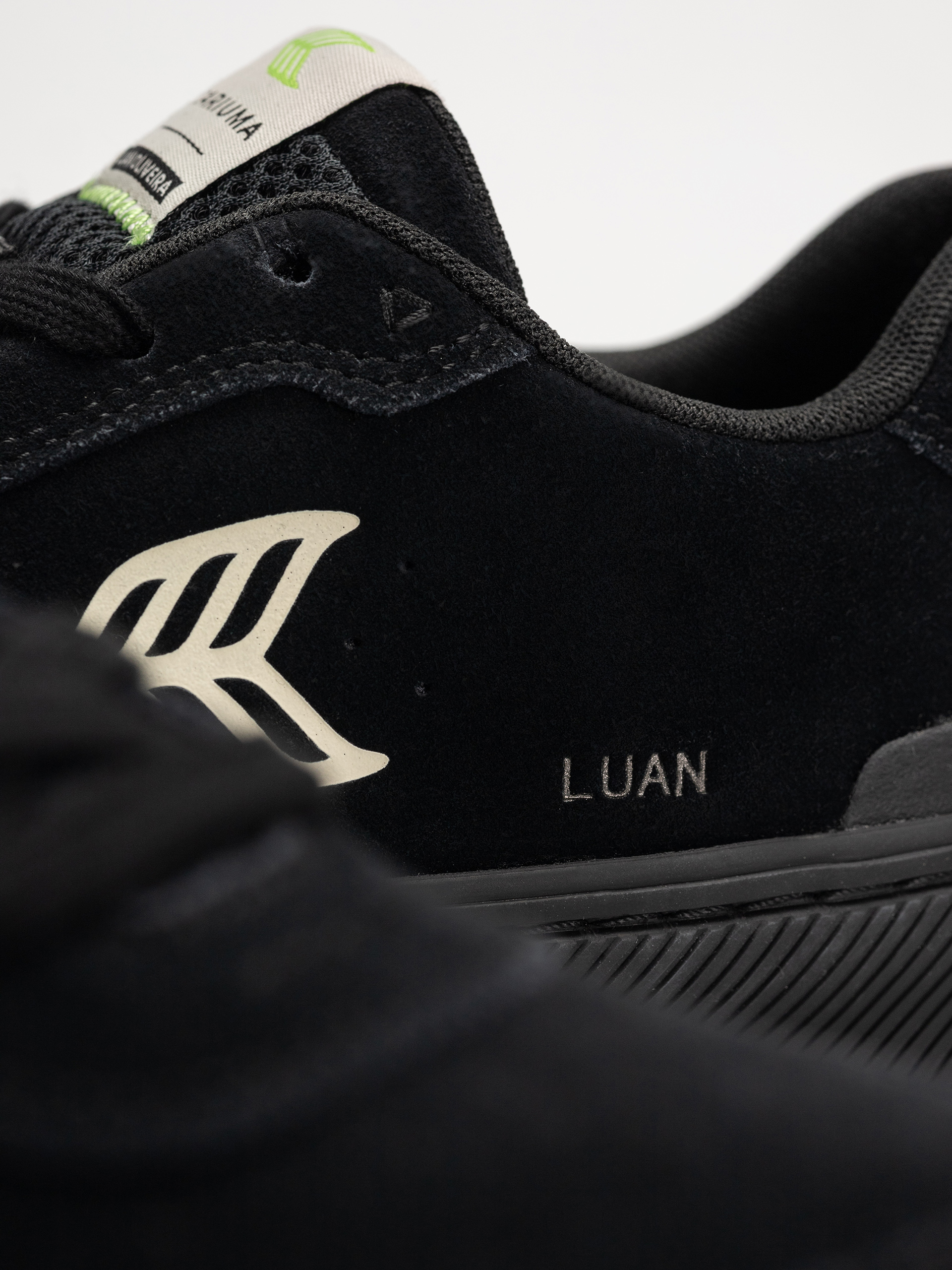 Buty Cariuma Luan Pro (all black suede ivory logo)