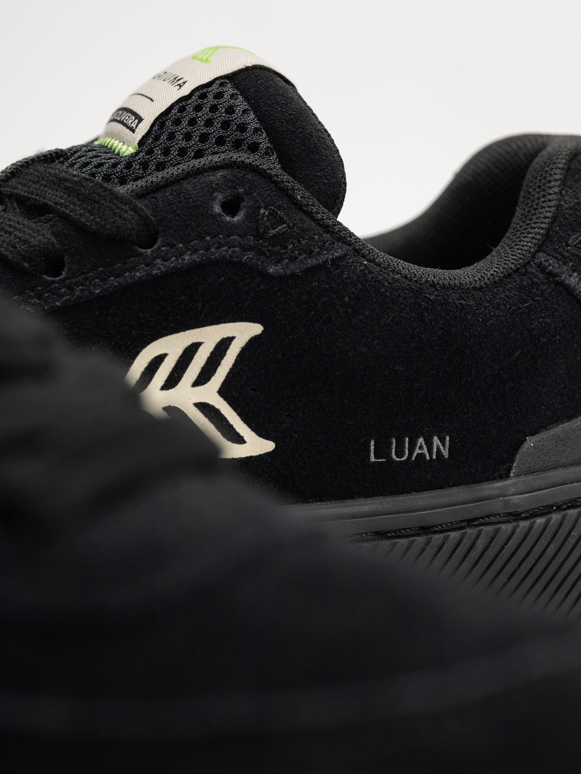 Buty Cariuma Luan Pro Wmn (all black suede ivory logo)