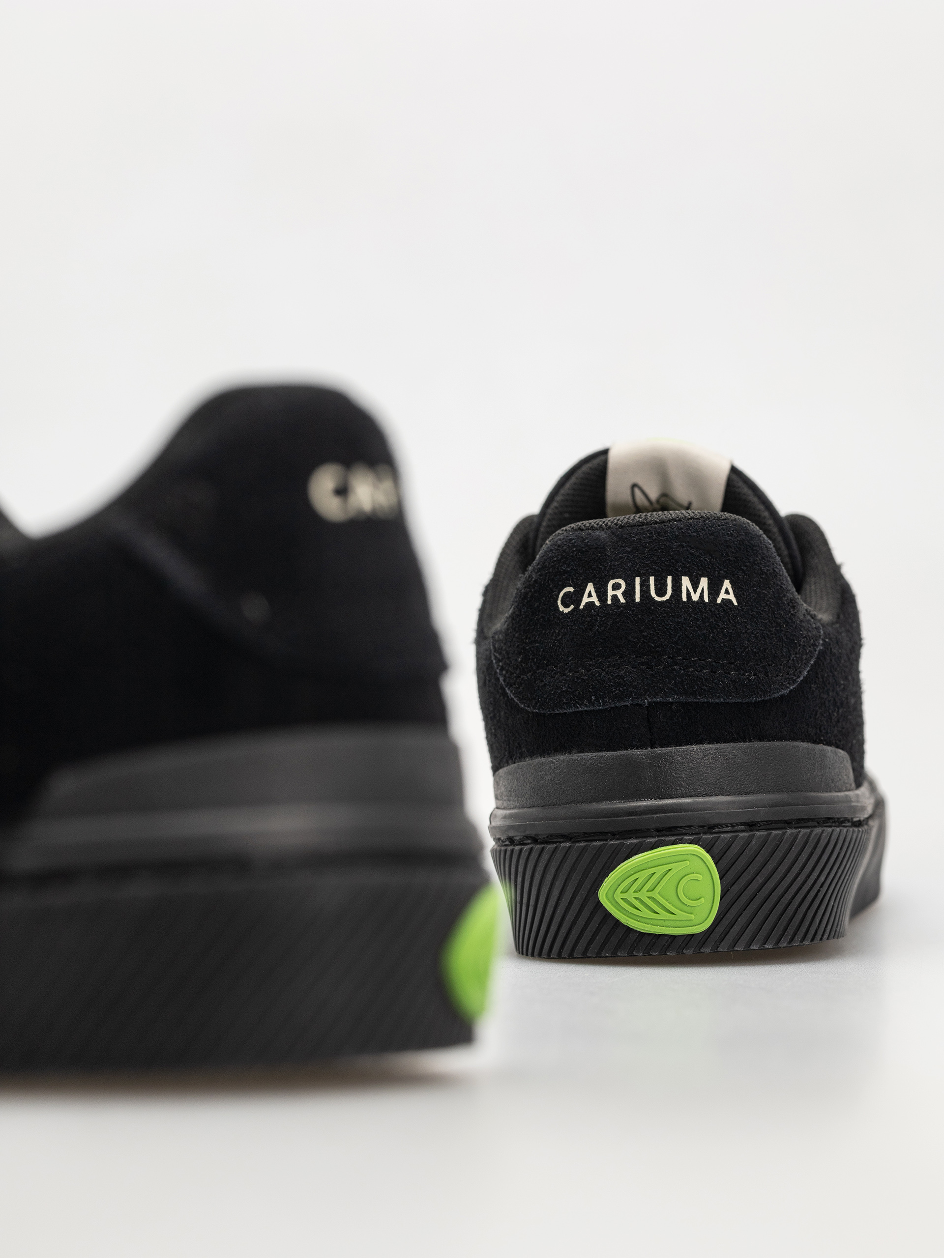 Buty Cariuma Luan Pro Wmn (all black suede ivory logo)