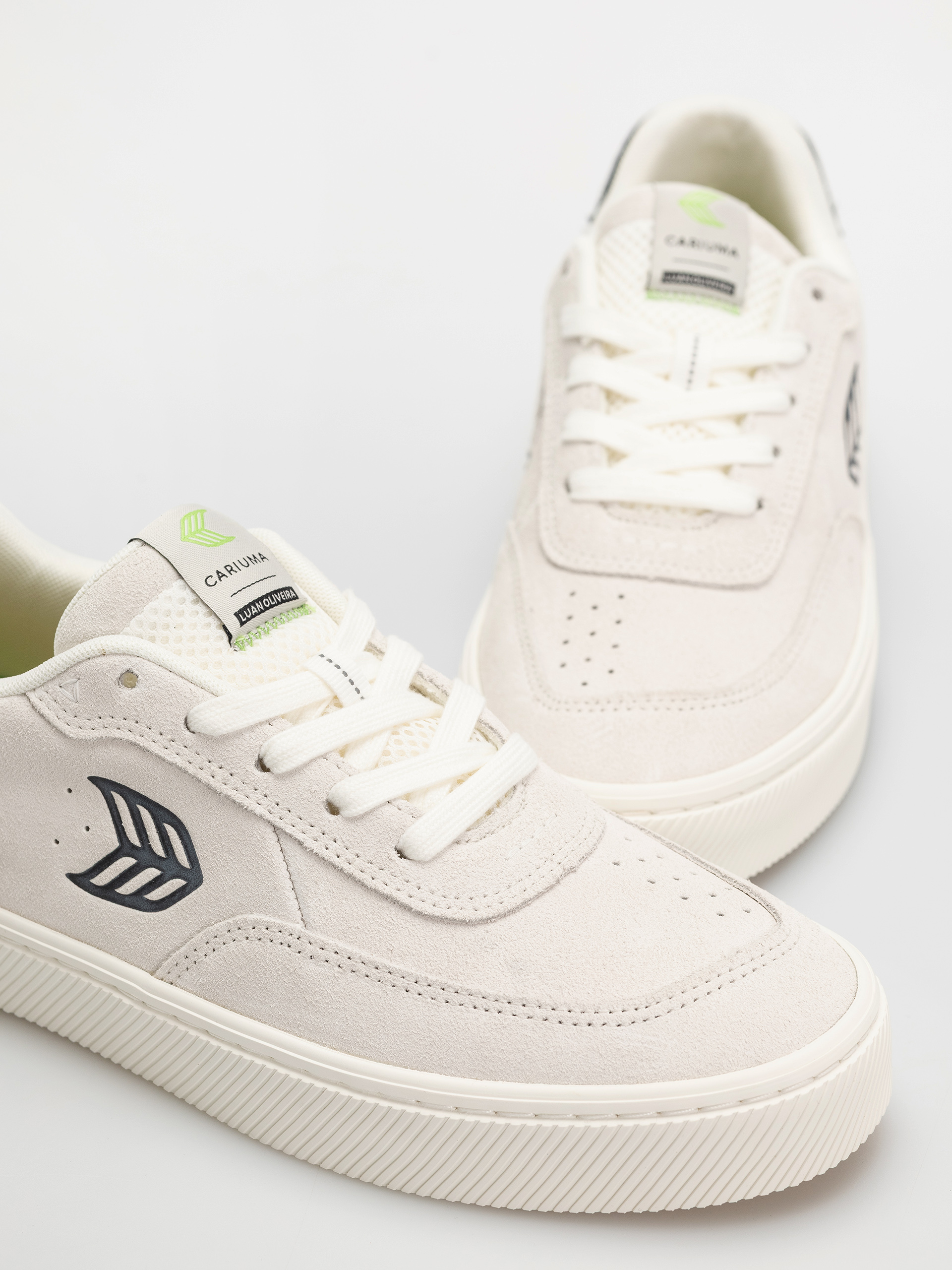 Buty Cariuma Luan Pro (smoke white suede black logo)