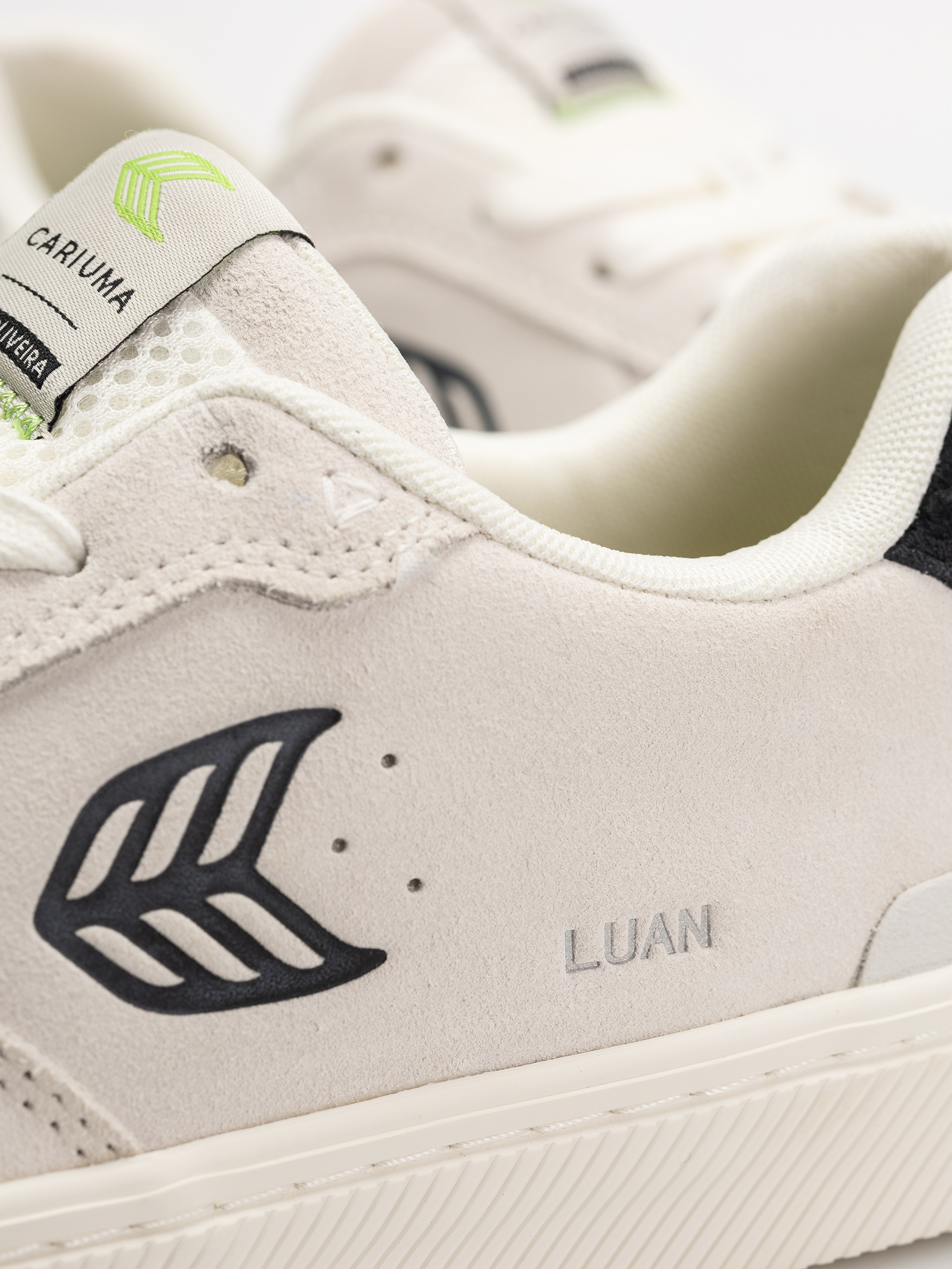 Buty Cariuma Luan Pro (smoke white suede black logo)