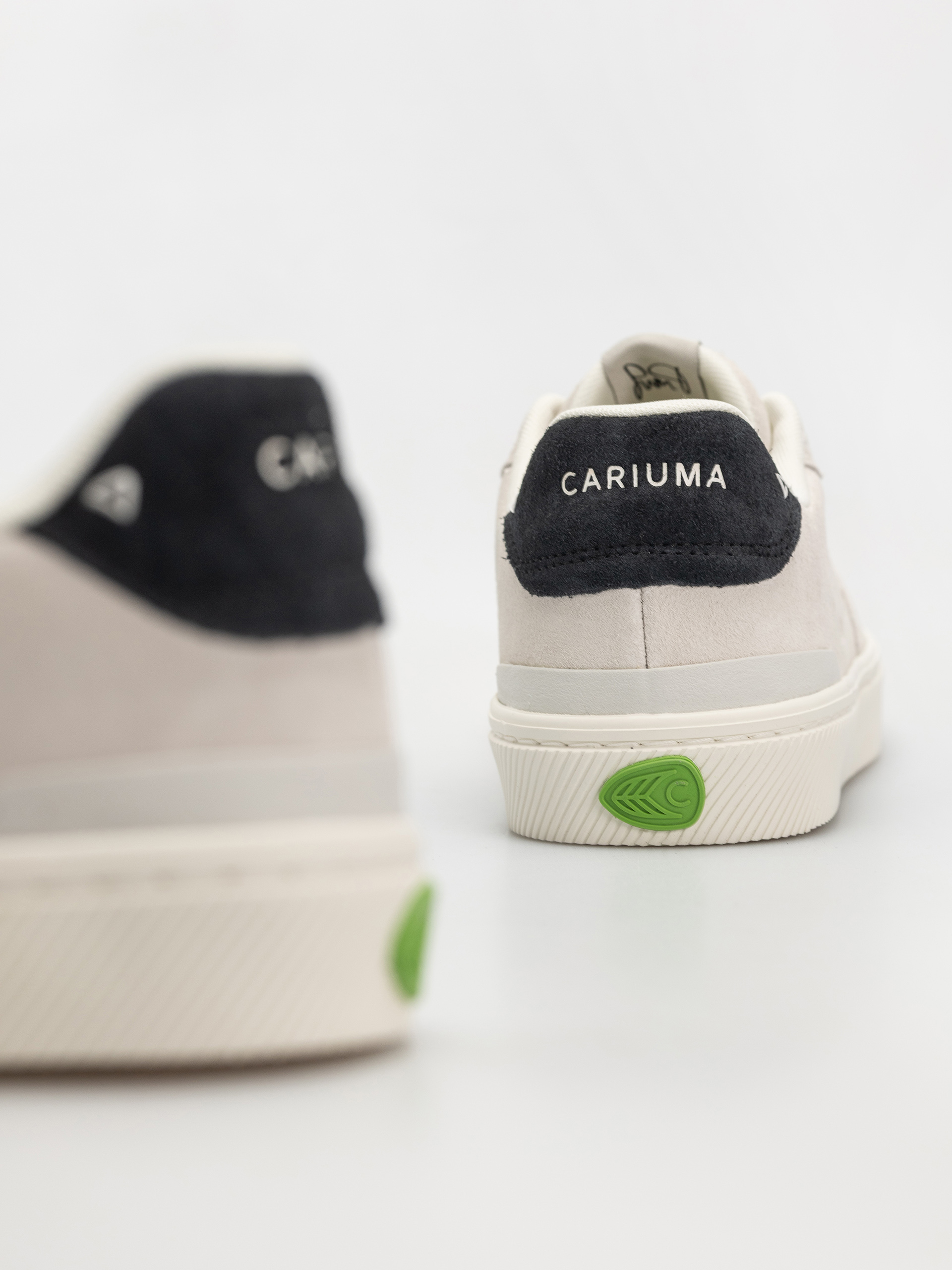 Buty Cariuma Luan Pro (smoke white suede black logo)