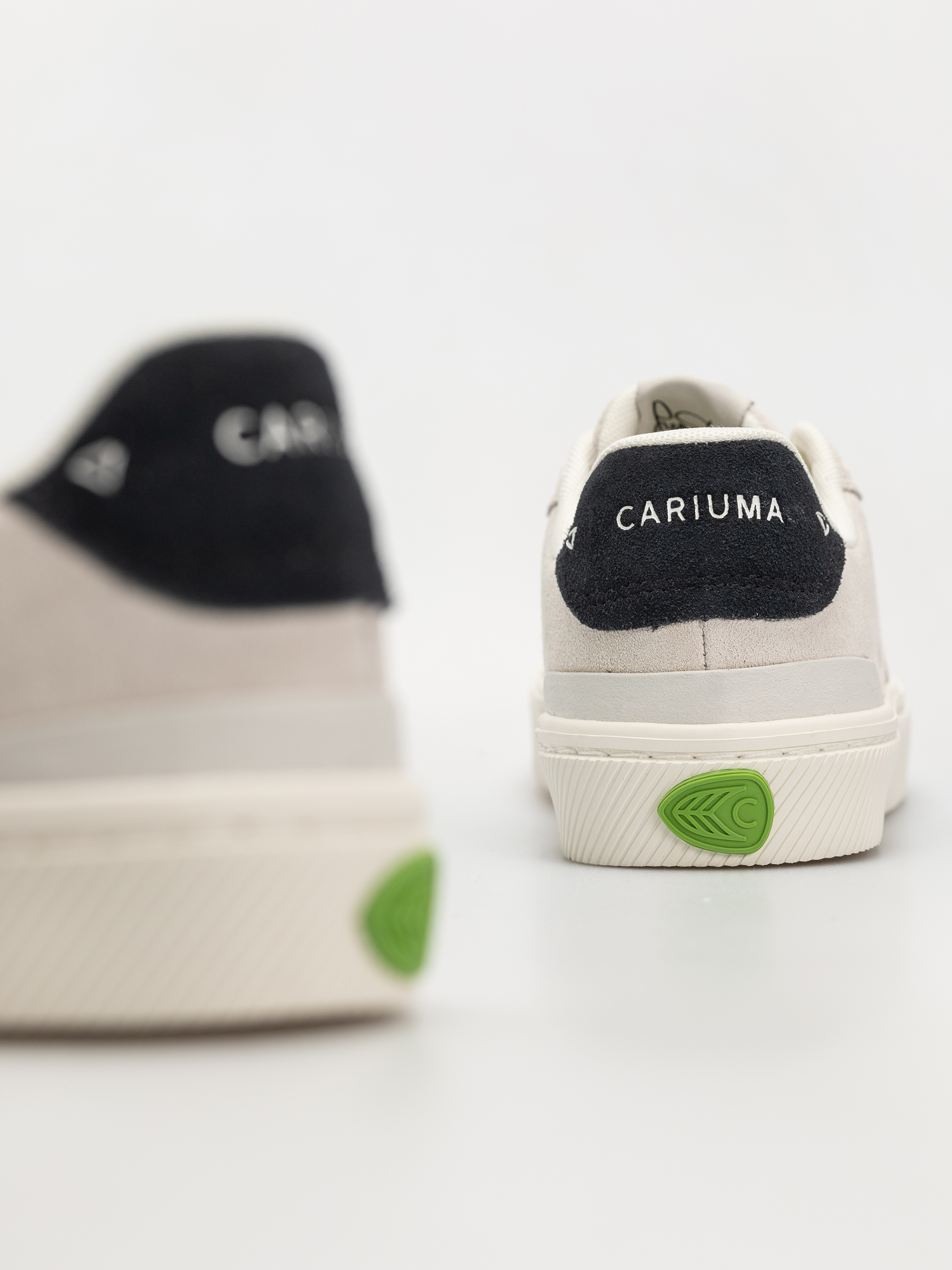 Buty Cariuma Luan Pro Wmn (smoke white suede black logo)