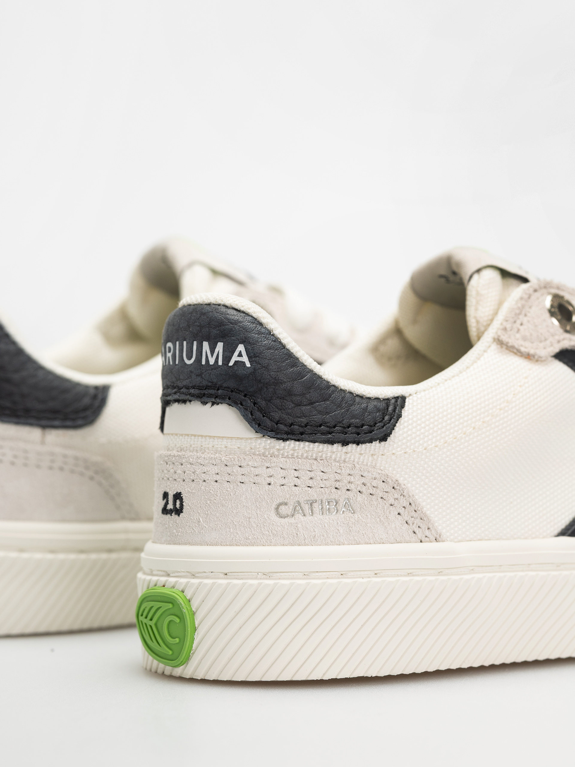 Buty Cariuma Catiba Pro 2.0 Wmn (smoke white suede off white cordura black logo)