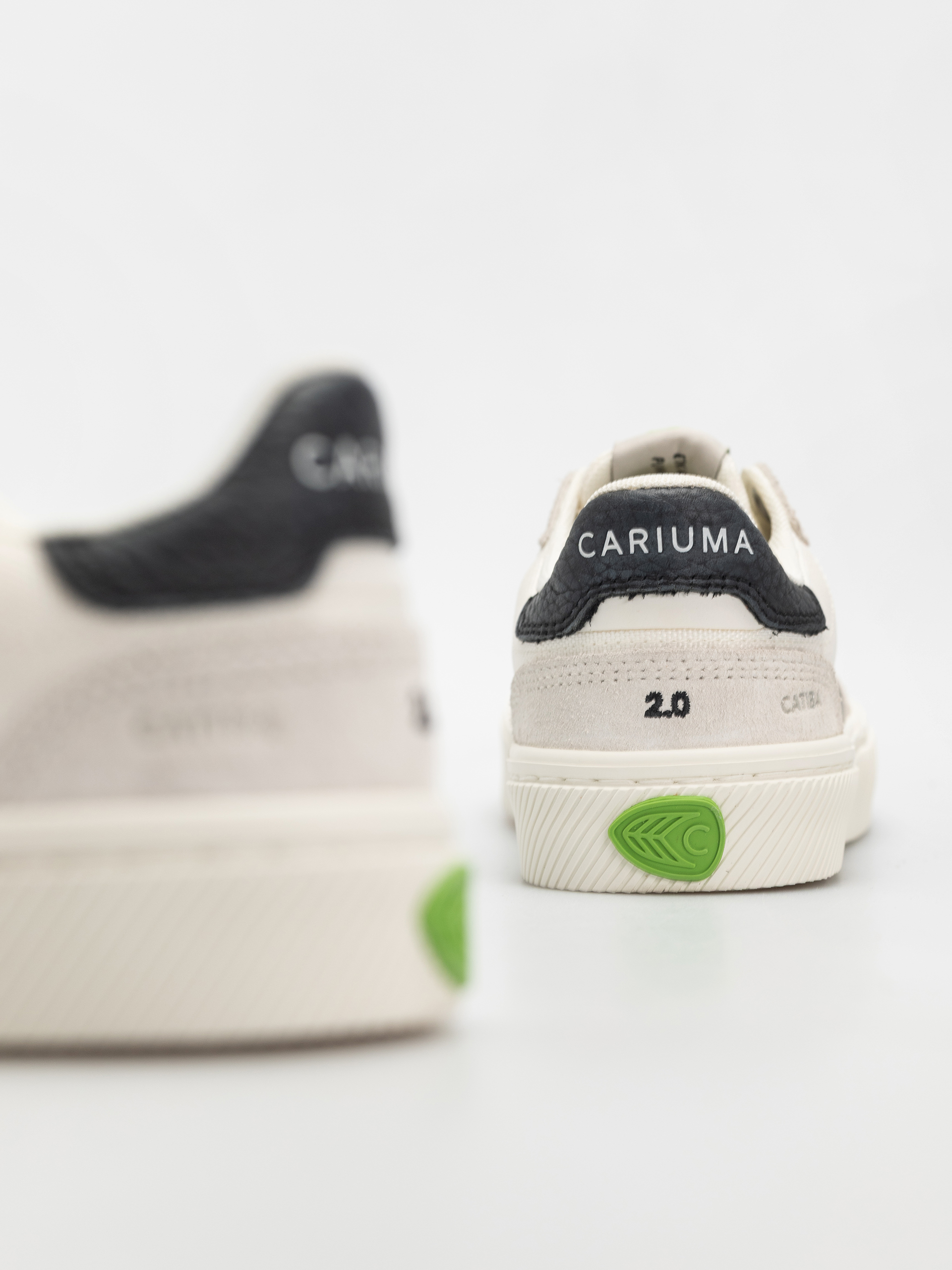 Buty Cariuma Catiba Pro 2.0 Wmn (smoke white suede off white cordura black logo)